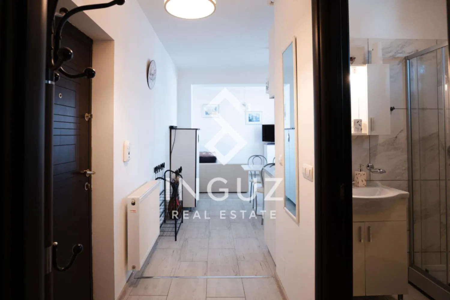 Apartament 2 camere – Universitate | Sector 2 | Bloc Nou | Pet Friendl - Apartament 2 camere de închiriat – Universitate | Sector 2 | Bloc Nou | Pet Friendly Preț: 650 €/lună Se oferă spre închiriere un apartament modern de 2 camere, tip studio semidecomandat, situat într-un imobil nou construit în anul 2014, într-o zonă excelentă – între Universitate și Piața Iancului, pe Strada Teleajen. Proprietatea este poziționată la etajul 2 din 3 și are o suprafață utilă de 48 mp, fiind ideală pentru o persoană sau un cuplu care își dorește confort și acces rapid către centrul orașului. Apartamentul este complet mobilat și utilat, pregătit pentru mutare imediată, fără a necesita investiții suplimentare. Dotări și facilități: mobilier complet modern, TV, electrocasnice funcționale, bucătărie complet echipată, spații de depozitare eficiente, finisaje de bună calitate Avantaje: bloc nou (2014) zonă centrală, acces rapid către Universitate și mijloace de transport etaj intermediar disponibil imediat pet friendly (talie mică) Condiții de închiriere: contract minim 12 luni plată: 1 lună chirie + 1 lună garanție comision agenție: 50% din prima lună de chirie Pentru mai multe informații sau programarea unei vizionări, vă stăm la dispoziție. }}