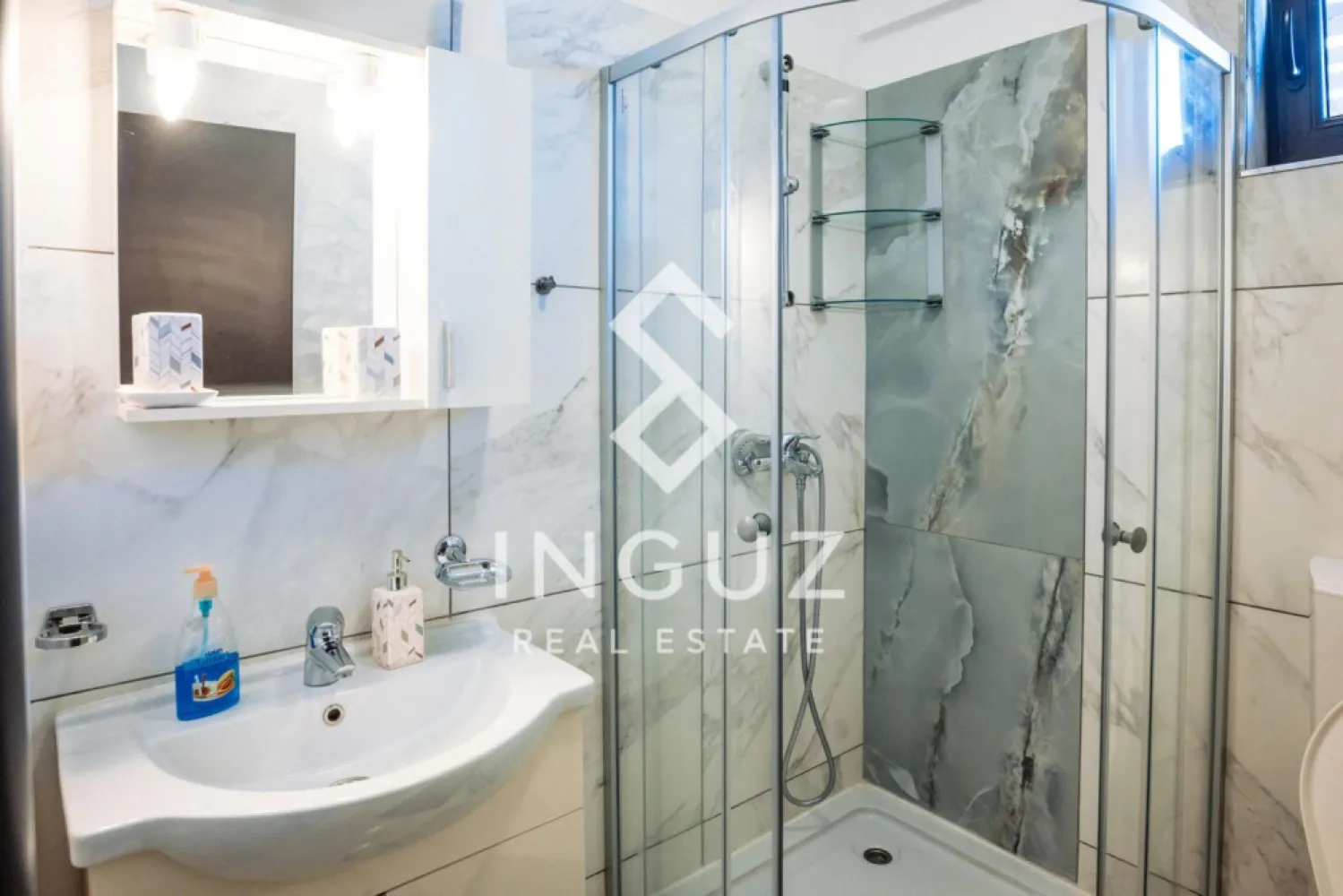 Apartament 2 camere – Universitate | Sector 2 | Bloc Nou | Pet Friendl - Apartament 2 camere de închiriat – Universitate | Sector 2 | Bloc Nou | Pet Friendly Preț: 650 €/lună Se oferă spre închiriere un apartament modern de 2 camere, tip studio semidecomandat, situat într-un imobil nou construit în anul 2014, într-o zonă excelentă – între Universitate și Piața Iancului, pe Strada Teleajen. Proprietatea este poziționată la etajul 2 din 3 și are o suprafață utilă de 48 mp, fiind ideală pentru o persoană sau un cuplu care își dorește confort și acces rapid către centrul orașului. Apartamentul este complet mobilat și utilat, pregătit pentru mutare imediată, fără a necesita investiții suplimentare. Dotări și facilități: mobilier complet modern, TV, electrocasnice funcționale, bucătărie complet echipată, spații de depozitare eficiente, finisaje de bună calitate Avantaje: bloc nou (2014) zonă centrală, acces rapid către Universitate și mijloace de transport etaj intermediar disponibil imediat pet friendly (talie mică) Condiții de închiriere: contract minim 12 luni plată: 1 lună chirie + 1 lună garanție comision agenție: 50% din prima lună de chirie Pentru mai multe informații sau programarea unei vizionări, vă stăm la dispoziție. }}