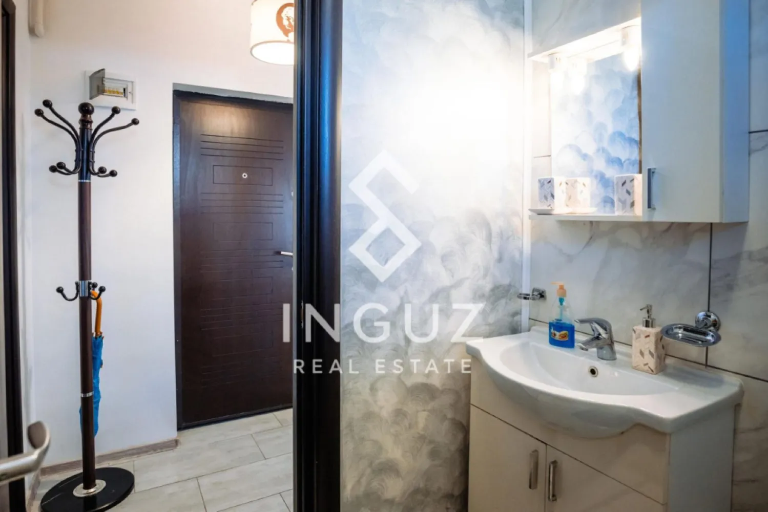 Apartament 2 camere – Universitate | Sector 2 | Bloc Nou | Pet Friendl - Apartament 2 camere de închiriat – Universitate | Sector 2 | Bloc Nou | Pet Friendly Preț: 650 €/lună Se oferă spre închiriere un apartament modern de 2 camere, tip studio semidecomandat, situat într-un imobil nou construit în anul 2014, într-o zonă excelentă – între Universitate și Piața Iancului, pe Strada Teleajen. Proprietatea este poziționată la etajul 2 din 3 și are o suprafață utilă de 48 mp, fiind ideală pentru o persoană sau un cuplu care își dorește confort și acces rapid către centrul orașului. Apartamentul este complet mobilat și utilat, pregătit pentru mutare imediată, fără a necesita investiții suplimentare. Dotări și facilități: mobilier complet modern, TV, electrocasnice funcționale, bucătărie complet echipată, spații de depozitare eficiente, finisaje de bună calitate Avantaje: bloc nou (2014) zonă centrală, acces rapid către Universitate și mijloace de transport etaj intermediar disponibil imediat pet friendly (talie mică) Condiții de închiriere: contract minim 12 luni plată: 1 lună chirie + 1 lună garanție comision agenție: 50% din prima lună de chirie Pentru mai multe informații sau programarea unei vizionări, vă stăm la dispoziție. }}