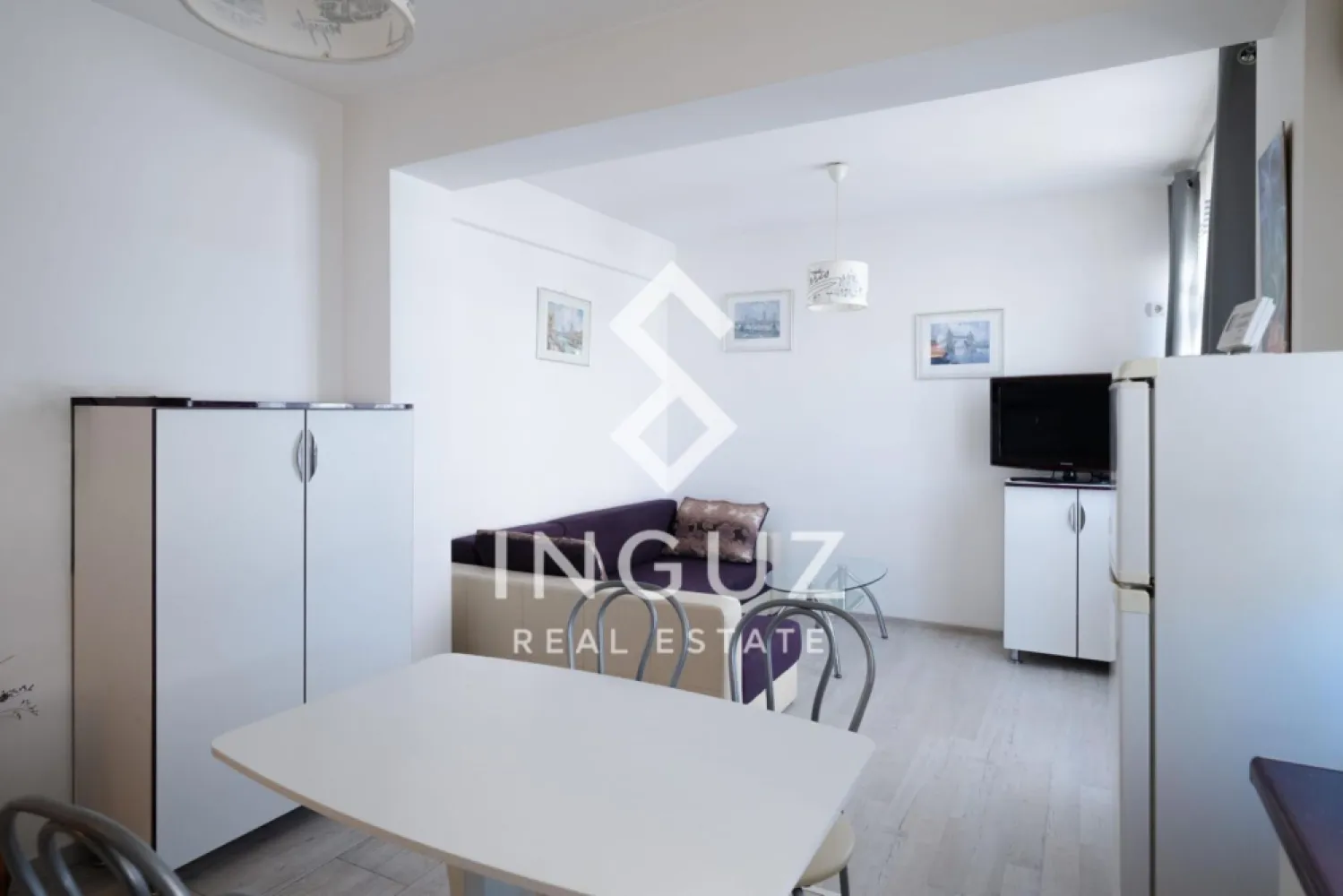 Apartament 2 camere – Universitate | Sector 2 | Bloc Nou | Pet Friendl - Apartament 2 camere de închiriat – Universitate | Sector 2 | Bloc Nou | Pet Friendly Preț: 650 €/lună Se oferă spre închiriere un apartament modern de 2 camere, tip studio semidecomandat, situat într-un imobil nou construit în anul 2014, într-o zonă excelentă – între Universitate și Piața Iancului, pe Strada Teleajen. Proprietatea este poziționată la etajul 2 din 3 și are o suprafață utilă de 48 mp, fiind ideală pentru o persoană sau un cuplu care își dorește confort și acces rapid către centrul orașului. Apartamentul este complet mobilat și utilat, pregătit pentru mutare imediată, fără a necesita investiții suplimentare. Dotări și facilități: mobilier complet modern, TV, electrocasnice funcționale, bucătărie complet echipată, spații de depozitare eficiente, finisaje de bună calitate Avantaje: bloc nou (2014) zonă centrală, acces rapid către Universitate și mijloace de transport etaj intermediar disponibil imediat pet friendly (talie mică) Condiții de închiriere: contract minim 12 luni plată: 1 lună chirie + 1 lună garanție comision agenție: 50% din prima lună de chirie Pentru mai multe informații sau programarea unei vizionări, vă stăm la dispoziție. }}