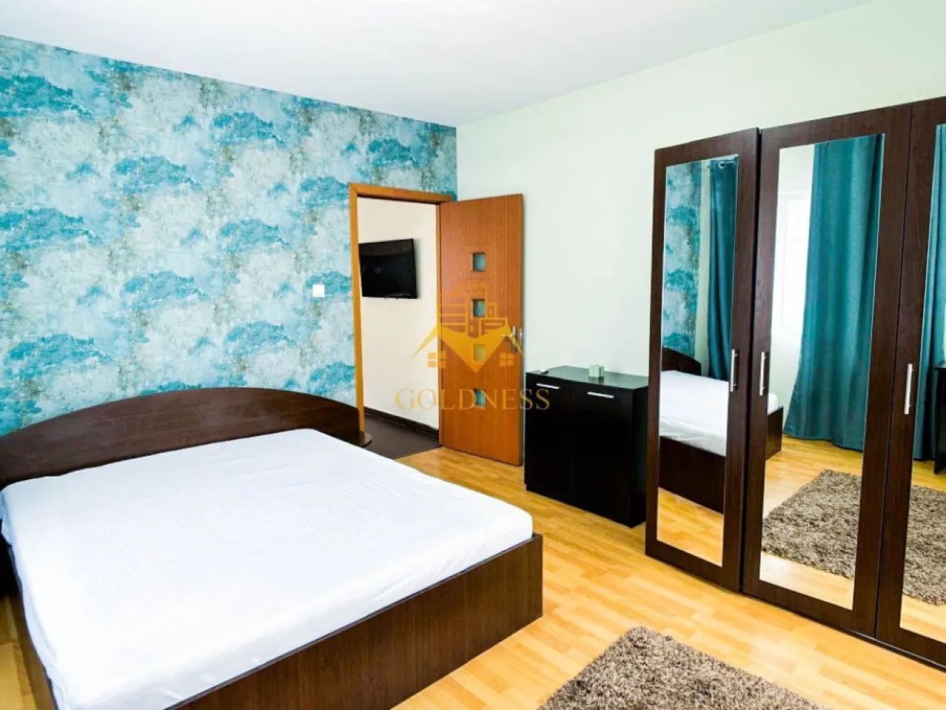 3 camere, open space, modern, parcare, Marasti, zona The Office, BRD - GOLDNESS Imobiliare vă propune spre închiriere un apartament cu 4 camere complet mobilat și utilat, la etajul 2 într-un imobil de 5 etaje, în cartierul Marasti. Apartamentul este compartimentat astfel:
 - dormitor cu pat matrimonial, spatiu pentru depozitare, birou
 - dormitor cu pat matrimonial, spatiu pentru depozitare, birou
 - living cu bucatarie open-space complet utilată, canapea extensibla, loc de servit masa 
 - baie cu cabina de dus, calorifer port prosop inox și dulap pentru depozitare.
 - terasa de 10 mp.

Imobilul este dotat cu toate cele necesare- centrală proprie, mașină de spălat haine, frigider, plită electrică, hotă, TV, etc. 
Se află în apropierea stațiilor de transport în comun, magazine, restaurante, spații verzi, farmacii, etc. 
Dispune de loc de parcare!

Dacă sunteți interesați de acest apartament și doriți să îl vizionați, dar și pentru alte oferte sau detalii nu ezitați să ne contactați telefonic sau prin e-mail - goldnessimobiliare@gmail.com. Vă stăm la dispoziție!