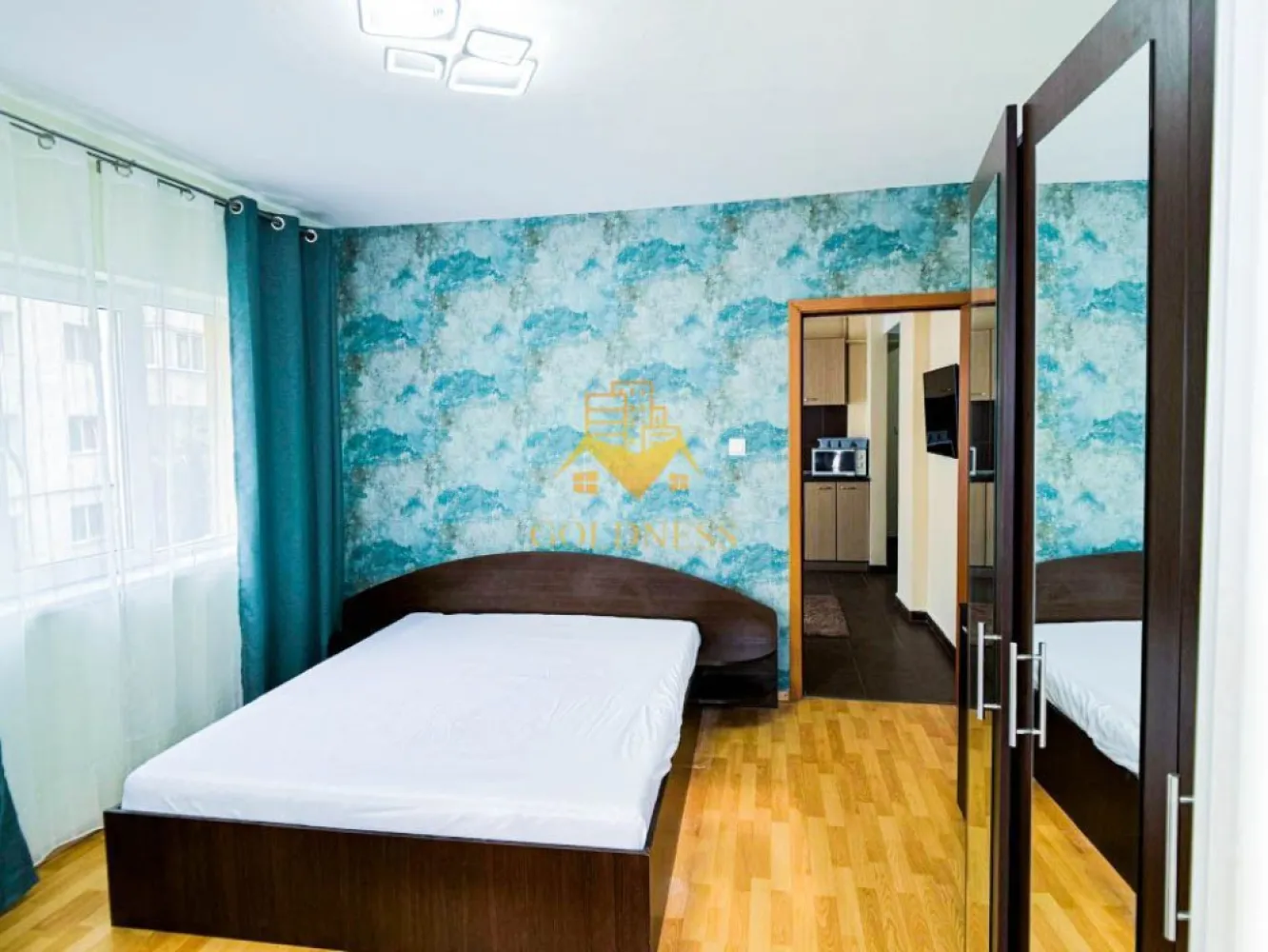 3 camere, open space, modern, parcare, Marasti, zona The Office, BRD - GOLDNESS Imobiliare vă propune spre închiriere un apartament cu 4 camere complet mobilat și utilat, la etajul 2 într-un imobil de 5 etaje, în cartierul Marasti. Apartamentul este compartimentat astfel:
 - dormitor cu pat matrimonial, spatiu pentru depozitare, birou
 - dormitor cu pat matrimonial, spatiu pentru depozitare, birou
 - living cu bucatarie open-space complet utilată, canapea extensibla, loc de servit masa 
 - baie cu cabina de dus, calorifer port prosop inox și dulap pentru depozitare.
 - terasa de 10 mp.

Imobilul este dotat cu toate cele necesare- centrală proprie, mașină de spălat haine, frigider, plită electrică, hotă, TV, etc. 
Se află în apropierea stațiilor de transport în comun, magazine, restaurante, spații verzi, farmacii, etc. 
Dispune de loc de parcare!

Dacă sunteți interesați de acest apartament și doriți să îl vizionați, dar și pentru alte oferte sau detalii nu ezitați să ne contactați telefonic sau prin e-mail - goldnessimobiliare@gmail.com. Vă stăm la dispoziție!