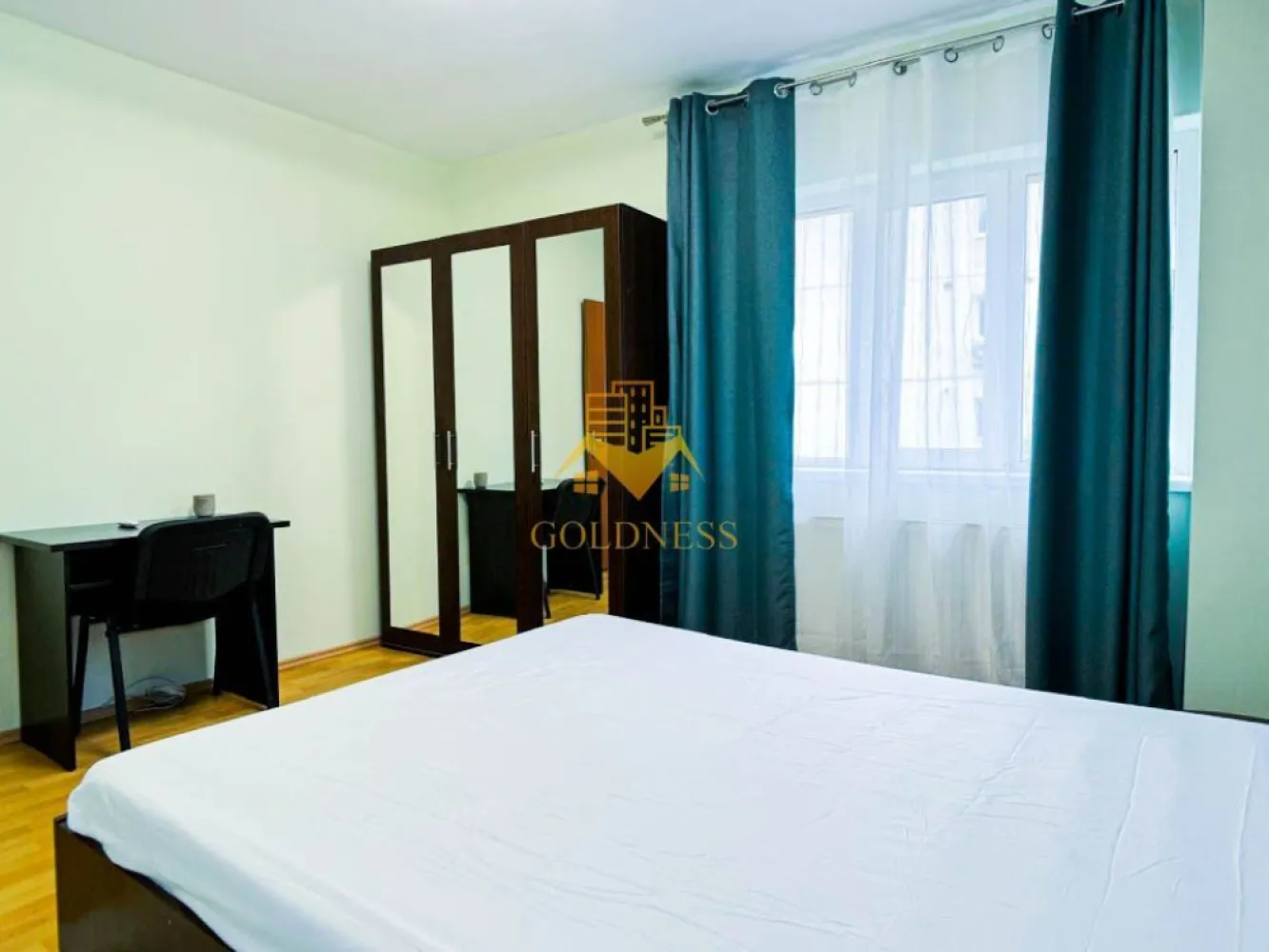 3 camere, open space, modern, parcare, Marasti, zona The Office, BRD - GOLDNESS Imobiliare vă propune spre închiriere un apartament cu 4 camere complet mobilat și utilat, la etajul 2 într-un imobil de 5 etaje, în cartierul Marasti. Apartamentul este compartimentat astfel:
 - dormitor cu pat matrimonial, spatiu pentru depozitare, birou
 - dormitor cu pat matrimonial, spatiu pentru depozitare, birou
 - living cu bucatarie open-space complet utilată, canapea extensibla, loc de servit masa 
 - baie cu cabina de dus, calorifer port prosop inox și dulap pentru depozitare.
 - terasa de 10 mp.

Imobilul este dotat cu toate cele necesare- centrală proprie, mașină de spălat haine, frigider, plită electrică, hotă, TV, etc. 
Se află în apropierea stațiilor de transport în comun, magazine, restaurante, spații verzi, farmacii, etc. 
Dispune de loc de parcare!

Dacă sunteți interesați de acest apartament și doriți să îl vizionați, dar și pentru alte oferte sau detalii nu ezitați să ne contactați telefonic sau prin e-mail - goldnessimobiliare@gmail.com. Vă stăm la dispoziție!