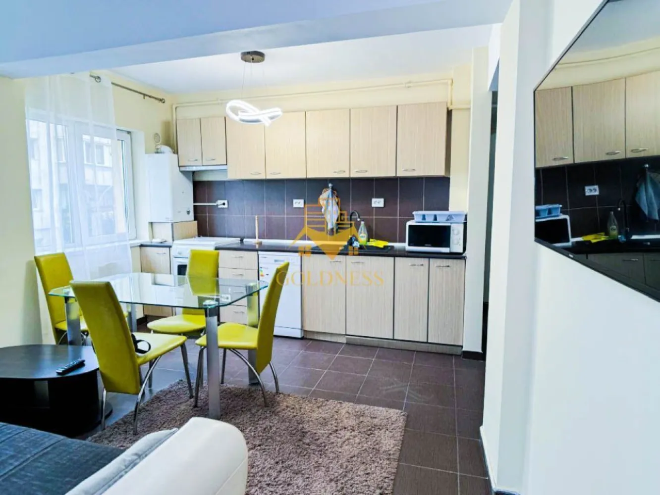 3 camere, open space, modern, parcare, Marasti, zona The Office, BRD - GOLDNESS Imobiliare vă propune spre închiriere un apartament cu 4 camere complet mobilat și utilat, la etajul 2 într-un imobil de 5 etaje, în cartierul Marasti. Apartamentul este compartimentat astfel:
 - dormitor cu pat matrimonial, spatiu pentru depozitare, birou
 - dormitor cu pat matrimonial, spatiu pentru depozitare, birou
 - living cu bucatarie open-space complet utilată, canapea extensibla, loc de servit masa 
 - baie cu cabina de dus, calorifer port prosop inox și dulap pentru depozitare.
 - terasa de 10 mp.

Imobilul este dotat cu toate cele necesare- centrală proprie, mașină de spălat haine, frigider, plită electrică, hotă, TV, etc. 
Se află în apropierea stațiilor de transport în comun, magazine, restaurante, spații verzi, farmacii, etc. 
Dispune de loc de parcare!

Dacă sunteți interesați de acest apartament și doriți să îl vizionați, dar și pentru alte oferte sau detalii nu ezitați să ne contactați telefonic sau prin e-mail - goldnessimobiliare@gmail.com. Vă stăm la dispoziție!
