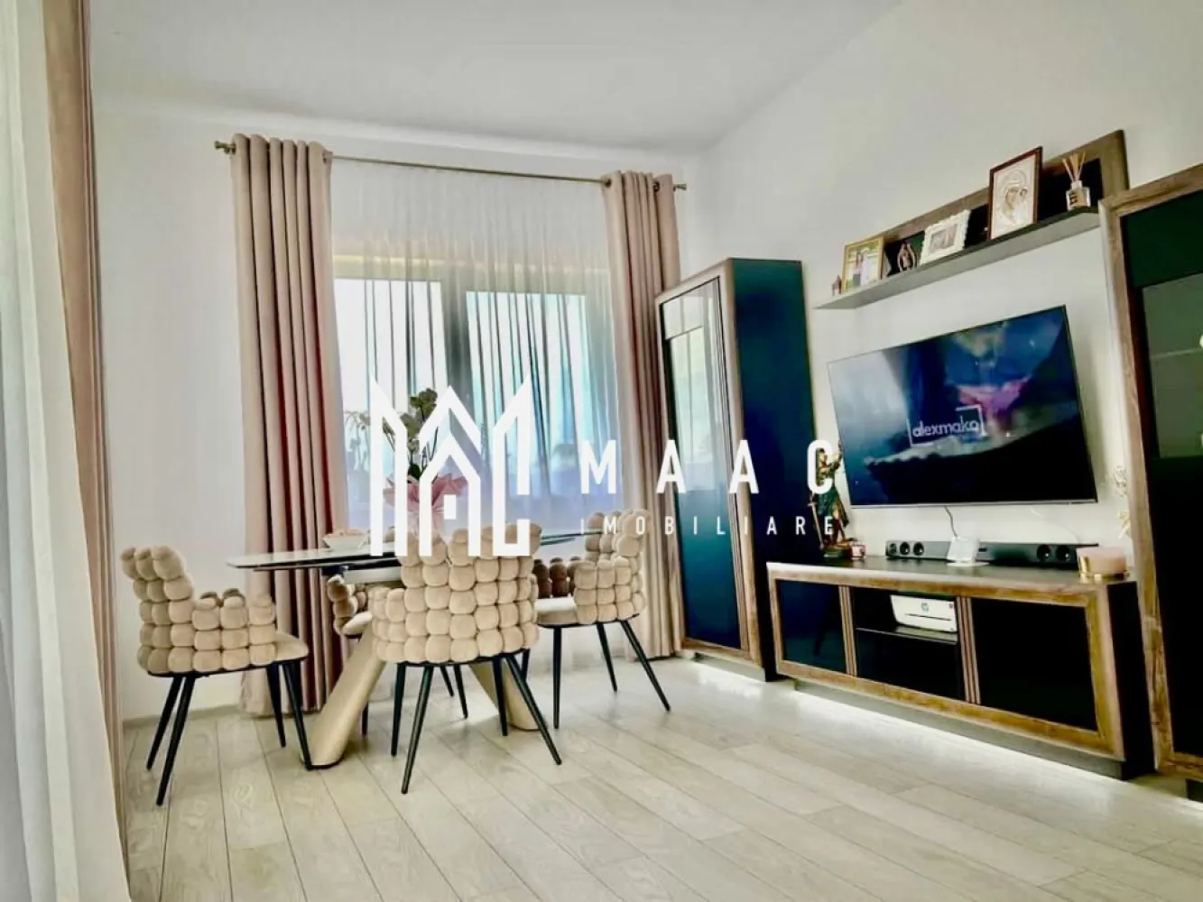 Apartament 2 camere | Casian Residence - Pictor Brana | 2 Locuri de Parcare - MAAC Imobiliare vă prezintă spre vânzare un apartament modern cu 2 camere, situat în ansamblul Casian Residence, o construcție nouă, amplasată într-o zonă liniștită și în plină dezvoltare, cu acces rapid către Sibiu.

 Detalii proprietate

Apartamentul dispune de o compartimentare practică și bine gândită:

living luminos și primitor
dormitor confortabil
bucătărie separată
baie + debara pentru depozitare
balcon

În plus, beneficiază de spațiu de depozitare în pod, ideal pentru organizare eficientă.

Proprietatea se vinde complet mobilată și utilată, fiind pregătită pentru mutare imediată, fără investiții suplimentare.
Sunt incluse și 2 locuri de parcare, un avantaj important pentru confortul zilnic.

 Avantaje și zonă
Ansamblu rezidențial nou, finalizat în 2024, construit cu atenție la calitate
Zonă liniștită, ferită de agitația urbană
Acces rapid către Sibiu și principalele artere de circulație
În apropiere: supermarketuri, farmacii, restaurante și alte facilități utile
Loc de joacă pentru copii și spații verzi în cadrul ansamblului
Zonă în continuă dezvoltare, cu potențial bun de creștere a valorii în timp

Pentru mai multe detalii și vizionări, precizati telefonic ca ati vazut anuntul cu ID: CP3063304