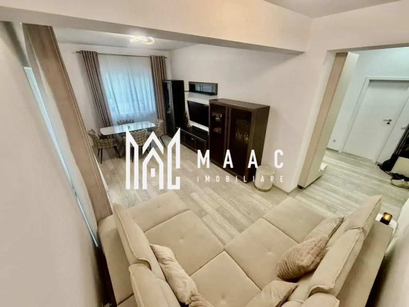 Apartament 2 camere | Casian Residence - Pictor Brana | 2 Locuri de Parcare - MAAC Imobiliare vă prezintă spre vânzare un apartament modern cu 2 camere, situat în ansamblul Casian Residence, o construcție nouă, amplasată într-o zonă liniștită și în plină dezvoltare, cu acces rapid către Sibiu.

 Detalii proprietate

Apartamentul dispune de o compartimentare practică și bine gândită:

living luminos și primitor
dormitor confortabil
bucătărie separată
baie + debara pentru depozitare
balcon

În plus, beneficiază de spațiu de depozitare în pod, ideal pentru organizare eficientă.

Proprietatea se vinde complet mobilată și utilată, fiind pregătită pentru mutare imediată, fără investiții suplimentare.
Sunt incluse și 2 locuri de parcare, un avantaj important pentru confortul zilnic.

 Avantaje și zonă
Ansamblu rezidențial nou, finalizat în 2024, construit cu atenție la calitate
Zonă liniștită, ferită de agitația urbană
Acces rapid către Sibiu și principalele artere de circulație
În apropiere: supermarketuri, farmacii, restaurante și alte facilități utile
Loc de joacă pentru copii și spații verzi în cadrul ansamblului
Zonă în continuă dezvoltare, cu potențial bun de creștere a valorii în timp

Pentru mai multe detalii și vizionări, precizati telefonic ca ati vazut anuntul cu ID: CP3063304