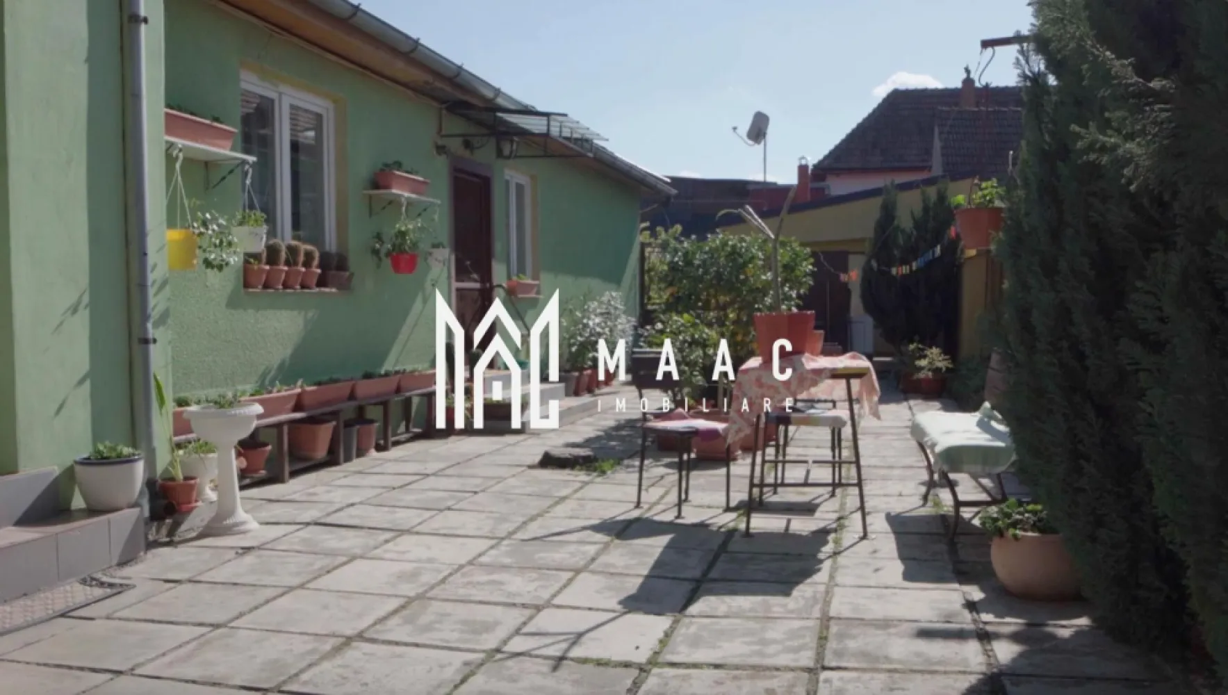 Casă 2 corpuri I Curte + Grădină I 180 MPU I Gușterița - MAAC Imobiliare vă propune spre vânzare o proprietate ideală pentru familie extinsă sau investiție, compusă din două corpuri de clădire cu intrări separate, situată într-o zonă de case, la aproximativ 15 minute de centrul Sibiu, cu acces la mijloace de transport în comun.

 Detalii proprietate

 Corp 1 (subsol + parter + mansardă):
Parter: living, 2 dormitoare, bucătărie, baie
Subsol: pivniță compartimentată în 2 camere
Mansardă: living, dormitor, baie
Dotări: centrală pe gaz în condensare + termoșemineu pe lemne

 Corp 2 (parter):
2 dormitoare
Bucătărie
Baie
Centrală proprie pe gaz
 Exterior și teren
Suprafață teren: 432 mp (din care 164 mp construcții)
Curte și grădină
Oranjerie
Acces auto limitat în curte
 Utilități și dotări
Cablu și internet fibră optică Digi
Antenă satelit Orange
 Avantaje
Două corpuri de clădire cu intrări separate
Posibilitate de locuire pentru 2–3 familii
Zonă liniștită de case
Acces rapid către Sibiu

Pentru mai multe detalii sau pentru a programa o vizionare, vă rugăm să menționați telefonic ID-ul anunțului: CP3062829