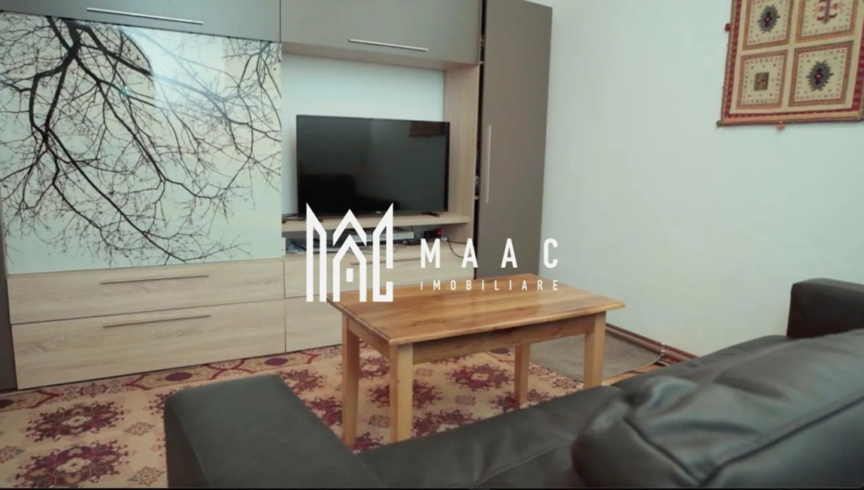Casă 2 corpuri I Curte + Grădină I 180 MPU I Gușterița - MAAC Imobiliare vă propune spre vânzare o proprietate ideală pentru familie extinsă sau investiție, compusă din două corpuri de clădire cu intrări separate, situată într-o zonă de case, la aproximativ 15 minute de centrul Sibiu, cu acces la mijloace de transport în comun.

 Detalii proprietate

 Corp 1 (subsol + parter + mansardă):
Parter: living, 2 dormitoare, bucătărie, baie
Subsol: pivniță compartimentată în 2 camere
Mansardă: living, dormitor, baie
Dotări: centrală pe gaz în condensare + termoșemineu pe lemne

 Corp 2 (parter):
2 dormitoare
Bucătărie
Baie
Centrală proprie pe gaz
 Exterior și teren
Suprafață teren: 432 mp (din care 164 mp construcții)
Curte și grădină
Oranjerie
Acces auto limitat în curte
 Utilități și dotări
Cablu și internet fibră optică Digi
Antenă satelit Orange
 Avantaje
Două corpuri de clădire cu intrări separate
Posibilitate de locuire pentru 2–3 familii
Zonă liniștită de case
Acces rapid către Sibiu

Pentru mai multe detalii sau pentru a programa o vizionare, vă rugăm să menționați telefonic ID-ul anunțului: CP3062829