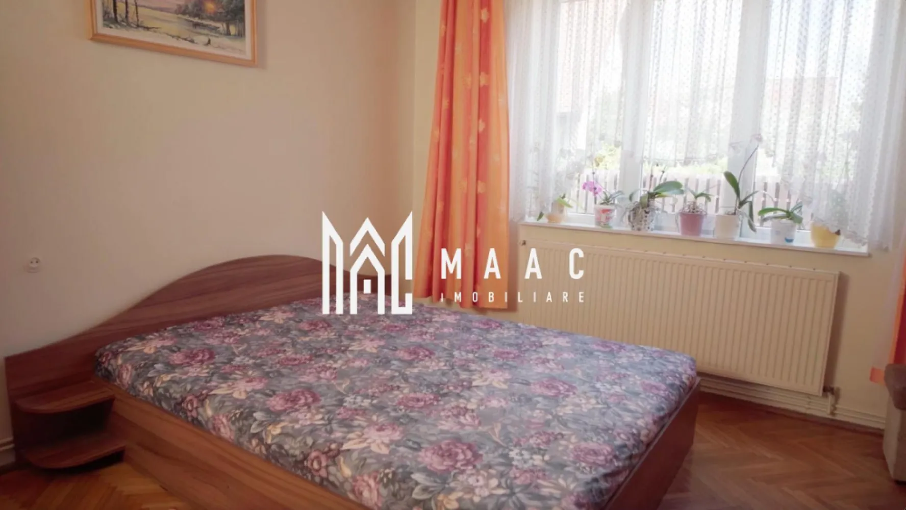 Casă 2 corpuri I Curte + Grădină I 180 MPU I Gușterița - MAAC Imobiliare vă propune spre vânzare o proprietate ideală pentru familie extinsă sau investiție, compusă din două corpuri de clădire cu intrări separate, situată într-o zonă de case, la aproximativ 15 minute de centrul Sibiu, cu acces la mijloace de transport în comun.

 Detalii proprietate

 Corp 1 (subsol + parter + mansardă):
Parter: living, 2 dormitoare, bucătărie, baie
Subsol: pivniță compartimentată în 2 camere
Mansardă: living, dormitor, baie
Dotări: centrală pe gaz în condensare + termoșemineu pe lemne

 Corp 2 (parter):
2 dormitoare
Bucătărie
Baie
Centrală proprie pe gaz
 Exterior și teren
Suprafață teren: 432 mp (din care 164 mp construcții)
Curte și grădină
Oranjerie
Acces auto limitat în curte
 Utilități și dotări
Cablu și internet fibră optică Digi
Antenă satelit Orange
 Avantaje
Două corpuri de clădire cu intrări separate
Posibilitate de locuire pentru 2–3 familii
Zonă liniștită de case
Acces rapid către Sibiu

Pentru mai multe detalii sau pentru a programa o vizionare, vă rugăm să menționați telefonic ID-ul anunțului: CP3062829