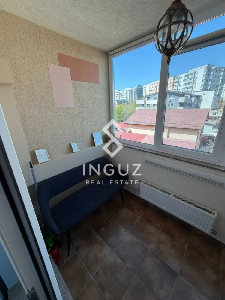 Apart 2 camere de închiriat – Nicolae Grigorescu | Bloc Nou 2020 - Apartament 2 camere de închiriat – Nicolae Grigorescu | Sector 3 | Bloc Nou 2020 | Parcare Preț: 600 €/lună (+50 € loc de parcare) Se oferă spre închiriere un apartament decomandat de 2 camere, situat în zona Nicolae Grigorescu, Sector 3, într-un imobil nou construit în anul 2020. Proprietatea se află la etajul 2 din 4 și are o suprafață utilă de 54 mp, la care se adaugă un balcon închis de 4,5 mp. Apartamentul este complet mobilat cu mobilier realizat la comandă și utilat cu electrocasnice moderne, oferind un nivel ridicat de confort și funcționalitate. Este ideal pentru un cuplu sau o persoană care își dorește un spațiu eficient, bine organizat și cu costuri reduse de întreținere. Dotări și echipamente: frigider Samsung cu dozator de apă 3 televizoare mașină de spălat Samsung + uscător Electrolux plită și cuptor încorporate Samsung cuptor cu microunde încorporat Beko centrală termică Bosch cu termostat inteligent aer condiționat în living aspirator Philips mobilier modern, spații de depozitare optimizate Avantaje: bloc nou (2020), foarte bine izolat termic costuri reduse la utilități apartament poziționat între alte unități (eficiență termică ridicată) lumină naturală excelentă pe tot parcursul zilei balcon închis – spațiu suplimentar util plata întreținerii se face electronic Locație: 8 minute de mers pe jos până la metrou 1 Decembrie 12 minute până la metrou Nicolae Grigorescu acces rapid către ParkLake Mall aproape de școli, grădinițe, supermarketuri, farmacii și zone verzi Condiții de închiriere: disponibil imediat vizionări: după ora 19:00 în timpul săptămânii sau în weekend plată: 1 lună chirie + 1 lună garanție comision agenție: 50% din prima lună de chirie Pentru mai multe detalii sau programarea unei vizionări, vă stăm la dispoziție. }}