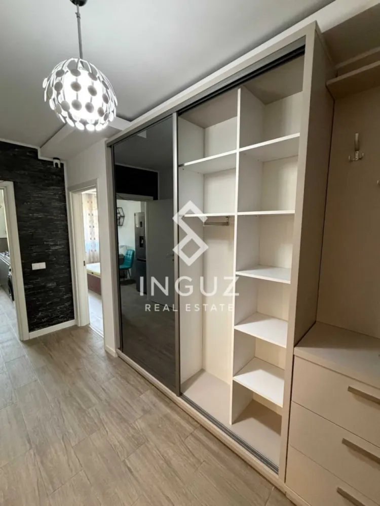 Apart 2 camere de închiriat – Nicolae Grigorescu | Bloc Nou 2020 - Apartament 2 camere de închiriat – Nicolae Grigorescu | Sector 3 | Bloc Nou 2020 | Parcare Preț: 600 €/lună (+50 € loc de parcare) Se oferă spre închiriere un apartament decomandat de 2 camere, situat în zona Nicolae Grigorescu, Sector 3, într-un imobil nou construit în anul 2020. Proprietatea se află la etajul 2 din 4 și are o suprafață utilă de 54 mp, la care se adaugă un balcon închis de 4,5 mp. Apartamentul este complet mobilat cu mobilier realizat la comandă și utilat cu electrocasnice moderne, oferind un nivel ridicat de confort și funcționalitate. Este ideal pentru un cuplu sau o persoană care își dorește un spațiu eficient, bine organizat și cu costuri reduse de întreținere. Dotări și echipamente: frigider Samsung cu dozator de apă 3 televizoare mașină de spălat Samsung + uscător Electrolux plită și cuptor încorporate Samsung cuptor cu microunde încorporat Beko centrală termică Bosch cu termostat inteligent aer condiționat în living aspirator Philips mobilier modern, spații de depozitare optimizate Avantaje: bloc nou (2020), foarte bine izolat termic costuri reduse la utilități apartament poziționat între alte unități (eficiență termică ridicată) lumină naturală excelentă pe tot parcursul zilei balcon închis – spațiu suplimentar util plata întreținerii se face electronic Locație: 8 minute de mers pe jos până la metrou 1 Decembrie 12 minute până la metrou Nicolae Grigorescu acces rapid către ParkLake Mall aproape de școli, grădinițe, supermarketuri, farmacii și zone verzi Condiții de închiriere: disponibil imediat vizionări: după ora 19:00 în timpul săptămânii sau în weekend plată: 1 lună chirie + 1 lună garanție comision agenție: 50% din prima lună de chirie Pentru mai multe detalii sau programarea unei vizionări, vă stăm la dispoziție. }}