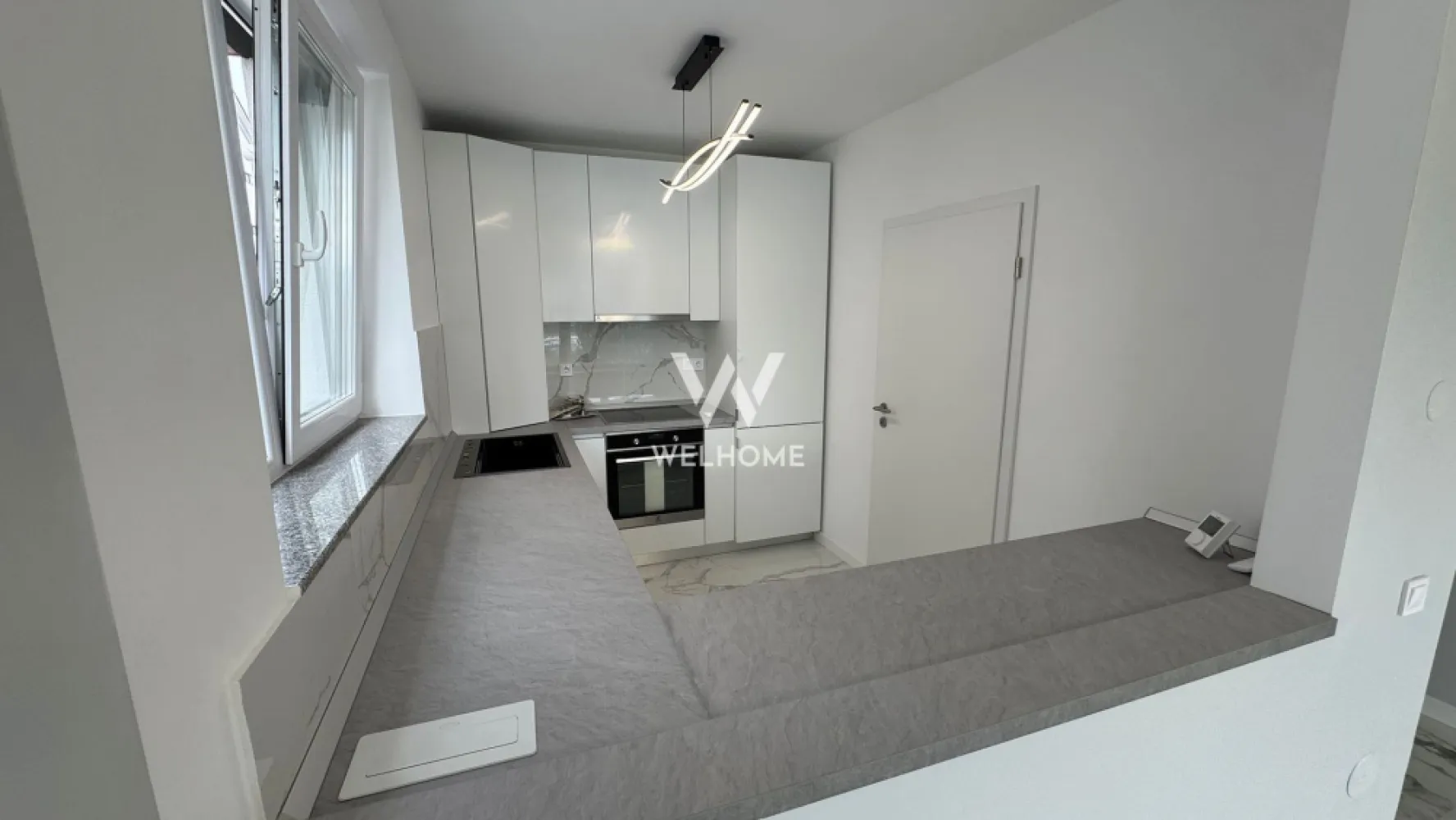 Apartament modern 3 camere - Cristian Sibiu - Apartament 3 camere, bucatarie echipata, 75 mp utili, ansamblu nou – vedere superbă spre munte Vă prezentăm spre vânzare un apartament total decomandat, realizat la cheie cu materiale de calitate, situat într-un ansamblu rezidențial nou, cu spații verzi generoase și doar 9 apartamente în vilă (3 pe nivel), la doar 10 minute de Sibiu. Caracteristici principale: Suprafață utilă: 75 mp + terasă de 13 mp, etajul 1 într-o clădire cu regim mic de înălțime, loc de parcare inclus în preț cu priveliște panoramică.spectaculoasă spre munte! Compartimentare modernă Living spațios cu ieșire pe terasă Bucătărie separată, complet mobilată și dotată cu electrocasnice noi 2 dormitoare, unul cu acces pe terasă 2 băi: una cu cadă și aerisire naturala, cealaltă cu duș și aerisire ventilata. Hol generos cu spații de depozitare Finisaje și dotări: Apartament finisat complet, LA CHEIE, bucataria cu mobilier modern și electrocasnice noi, aer condiționat instalat, incalzire in pardoseala, centrala proprie, jaluzele electrice, pregătit pentru mutare imediată. Locație: ansamblu nou de vile cu spații verzi, atmosferă aerisită și liniștită, la doar 10 minute de Sibiu. Preț: 159.000 euro Ideal pentru locuință permanentă sau investiție datorită poziției, priveliștii și calității construcției. }}