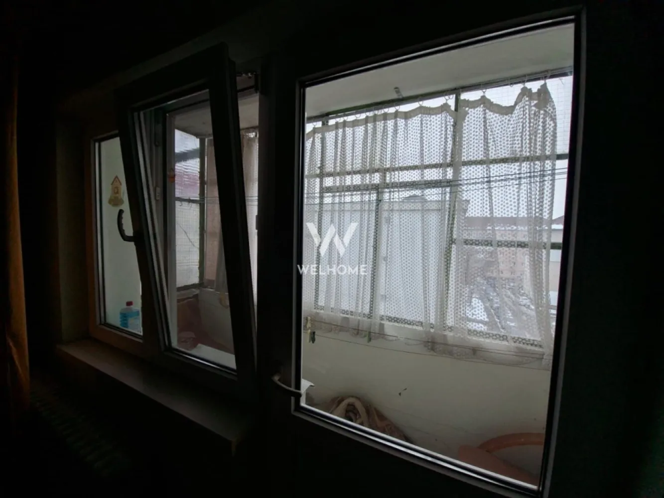 Apartament 3 camere, spațios, zonă Siretului– - Vă propunem spre vânzare un apartament spațios cu 3 camere, situat într-o zonă bună și bine cotată, cu acces facil la puncte de interes precum mijloace de transport, magazine, școli și alte facilități. Apartamentul dispune de o compartimentare practică, fiind format din: 3 camere luminoase 1 bucătărie 2 balcoane spații generoase, care oferă confort și multiple posibilități de amenajare Imobilul nu este renovat, ceea ce reprezintă un real avantaj pentru viitorul proprietar, oferind libertatea de a-l amenaja și personaliza complet după propriul gust și nevoi. Datorită suprafeței și compartimentării, apartamentul are un potențial excelent atât pentru locuire, cât și pentru investiție. !!! În plus, proprietatea beneficiază de pivniță proprie cu suprafața de 18 mp, ideală pentru depozitare. Dacă sunteți în căutarea unui apartament într-o zonă bună, cu spațiu generos și posibilitatea de a crea un cămin exact așa cum vi-l doriți, această proprietate merită toată atenția dumneavoastră. - Pret: 103.000euro, usor negociabil - Contact: 0743292794 }}