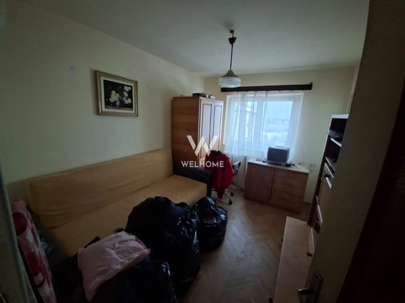 Apartament 3 camere, spațios, zonă Siretului– - Vă propunem spre vânzare un apartament spațios cu 3 camere, situat într-o zonă bună și bine cotată, cu acces facil la puncte de interes precum mijloace de transport, magazine, școli și alte facilități. Apartamentul dispune de o compartimentare practică, fiind format din: 3 camere luminoase 1 bucătărie 2 balcoane spații generoase, care oferă confort și multiple posibilități de amenajare Imobilul nu este renovat, ceea ce reprezintă un real avantaj pentru viitorul proprietar, oferind libertatea de a-l amenaja și personaliza complet după propriul gust și nevoi. Datorită suprafeței și compartimentării, apartamentul are un potențial excelent atât pentru locuire, cât și pentru investiție. !!! În plus, proprietatea beneficiază de pivniță proprie cu suprafața de 18 mp, ideală pentru depozitare. Dacă sunteți în căutarea unui apartament într-o zonă bună, cu spațiu generos și posibilitatea de a crea un cămin exact așa cum vi-l doriți, această proprietate merită toată atenția dumneavoastră. - Pret: 103.000euro, usor negociabil - Contact: 0743292794 }}