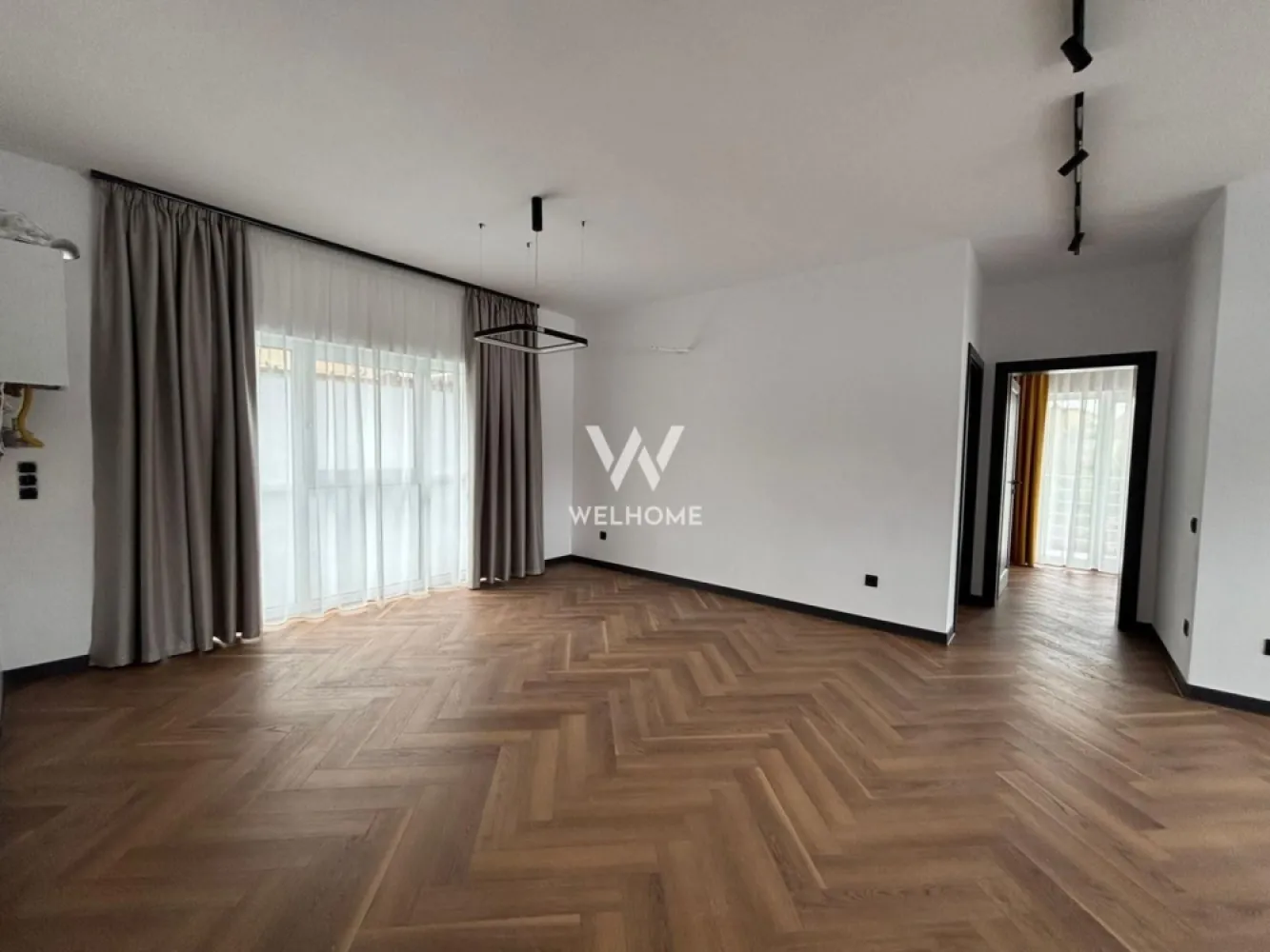 Apartament 3 camere LA VILA cu 2 locuri de parcare in SIBIU - Apartament 3 camere LA CHEIE, finisaje de calitate - zona Turnisor - Suprafata utila: 60mp + balcon Apartamentul se afla la etajul 1 al unei vile cu doar 2 apartamente pe etaj. Compartimentat astfel: living cu bucatrie open space, 2 dormitoare, baie cu geam si balcon. Situat intr-o zona linistita cu acces facil la magazine, mijloace de transport, scoli etc. Apartamentul se preda finisat LA CHEIE cu materiale de calitate, dotat cu incalzire in pardoseala. Se vinde impreuna cu 2 locuri de parcare incluse in pret. Predare IMEDIATA! Pret: 140.000 Euro Telefon: 0747.639.802 }}