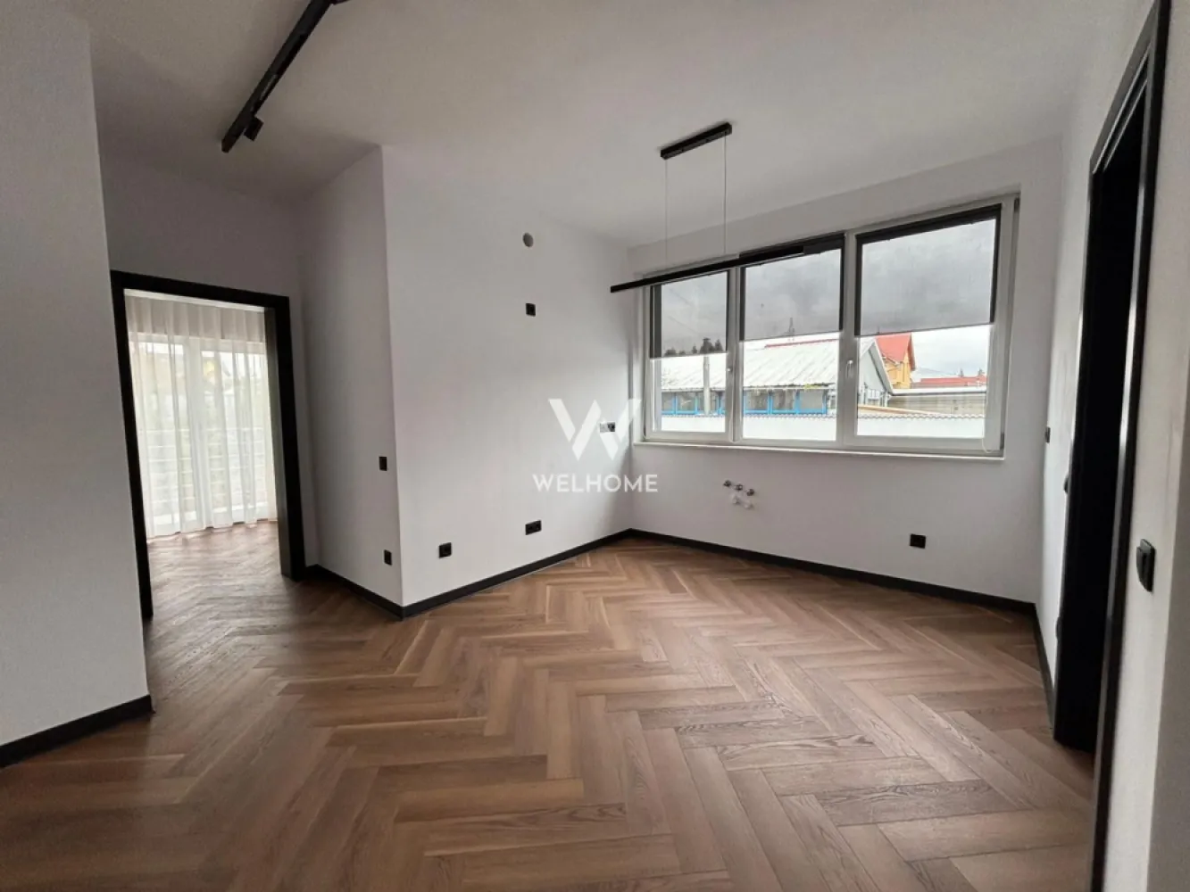 Apartament 3 camere LA VILA cu 2 locuri de parcare in SIBIU - Apartament 3 camere LA CHEIE, finisaje de calitate - zona Turnisor - Suprafata utila: 60mp + balcon Apartamentul se afla la etajul 1 al unei vile cu doar 2 apartamente pe etaj. Compartimentat astfel: living cu bucatrie open space, 2 dormitoare, baie cu geam si balcon. Situat intr-o zona linistita cu acces facil la magazine, mijloace de transport, scoli etc. Apartamentul se preda finisat LA CHEIE cu materiale de calitate, dotat cu incalzire in pardoseala. Se vinde impreuna cu 2 locuri de parcare incluse in pret. Predare IMEDIATA! Pret: 140.000 Euro Telefon: 0747.639.802 }}