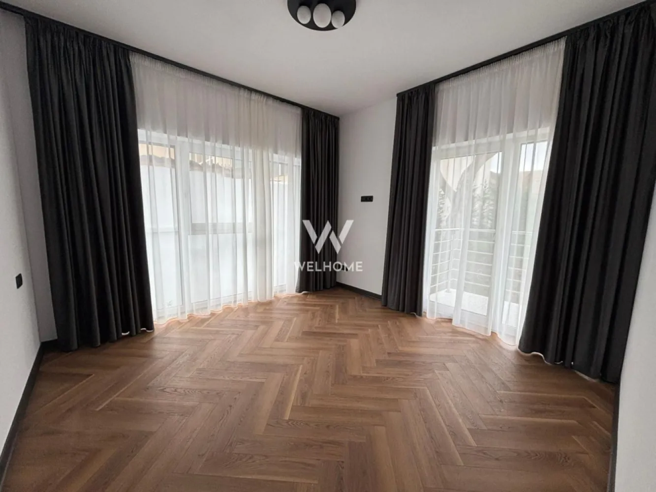 Apartament 3 camere LA VILA cu 2 locuri de parcare in SIBIU - Apartament 3 camere LA CHEIE, finisaje de calitate - zona Turnisor - Suprafata utila: 60mp + balcon Apartamentul se afla la etajul 1 al unei vile cu doar 2 apartamente pe etaj. Compartimentat astfel: living cu bucatrie open space, 2 dormitoare, baie cu geam si balcon. Situat intr-o zona linistita cu acces facil la magazine, mijloace de transport, scoli etc. Apartamentul se preda finisat LA CHEIE cu materiale de calitate, dotat cu incalzire in pardoseala. Se vinde impreuna cu 2 locuri de parcare incluse in pret. Predare IMEDIATA! Pret: 140.000 Euro Telefon: 0747.639.802 }}
