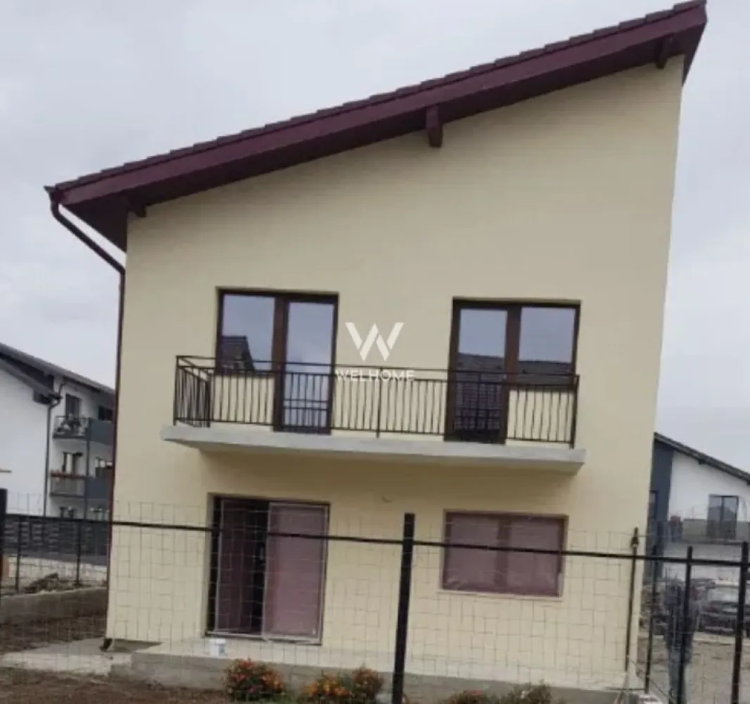 Casă cuplată modernă în Șelimbăr | 5 camere, 265 mp teren - Descoperă confortul unei locuințe spațioase și luminoase, perfectă pentru o familie!
Situată într-o zonă liniștită și bine conectată din Șelimbăr, această casă cuplată construită în 2021 oferă 5 camere, o curte amenajată și multiple terase pentru momentele tale de relaxare.

📐 Suprafață utilă: 177 mp (inclusiv terase)
🌳 Teren: 265 mp
🛏️ Compartimentare inteligentă: living cu zonă de dining, bucătărie open-space, birou, 3 dormitoare, 3 băi, dressing separat și 3 terase
🏗️ Construcție solidă: izolație exterioară, tâmplărie Qfort, fațadă decorativă modernă
🔥 Se predă la gri: instalații electrice și sanitare trase, centrală termică + calorifere montate

Avantaje:
✔️ Spațiu generos pentru întreaga familie
✔️ Curte privată, pavată, ideală pentru relaxare sau joacă
✔️ Posibilitate de personalizare interioară după gustul tău

📍 Nu rata ocazia de a te muta într-o zonă liniștită, dar aproape de tot ce contează.

Contactează-ne pentru o vizionare! 
Pret: 259 000 euro
Telefon: 0756 094 405
