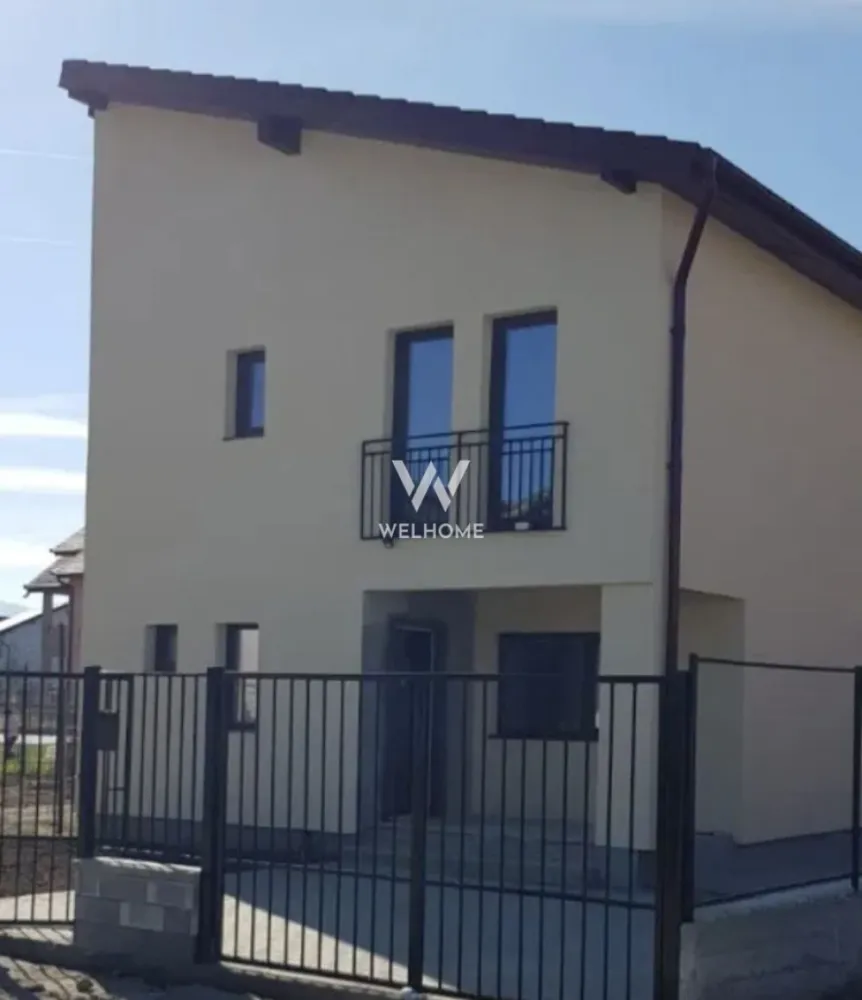Casă cuplată modernă în Șelimbăr | 5 camere, 265 mp teren - Descoperă confortul unei locuințe spațioase și luminoase, perfectă pentru o familie!
Situată într-o zonă liniștită și bine conectată din Șelimbăr, această casă cuplată construită în 2021 oferă 5 camere, o curte amenajată și multiple terase pentru momentele tale de relaxare.

📐 Suprafață utilă: 177 mp (inclusiv terase)
🌳 Teren: 265 mp
🛏️ Compartimentare inteligentă: living cu zonă de dining, bucătărie open-space, birou, 3 dormitoare, 3 băi, dressing separat și 3 terase
🏗️ Construcție solidă: izolație exterioară, tâmplărie Qfort, fațadă decorativă modernă
🔥 Se predă la gri: instalații electrice și sanitare trase, centrală termică + calorifere montate

Avantaje:
✔️ Spațiu generos pentru întreaga familie
✔️ Curte privată, pavată, ideală pentru relaxare sau joacă
✔️ Posibilitate de personalizare interioară după gustul tău

📍 Nu rata ocazia de a te muta într-o zonă liniștită, dar aproape de tot ce contează.

Contactează-ne pentru o vizionare! 
Pret: 259 000 euro
Telefon: 0756 094 405