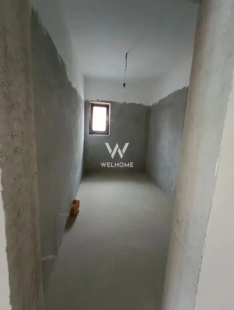 Casă cuplată modernă în Șelimbăr | 5 camere, 265 mp teren - Descoperă confortul unei locuințe spațioase și luminoase, perfectă pentru o familie!
Situată într-o zonă liniștită și bine conectată din Șelimbăr, această casă cuplată construită în 2021 oferă 5 camere, o curte amenajată și multiple terase pentru momentele tale de relaxare.

📐 Suprafață utilă: 177 mp (inclusiv terase)
🌳 Teren: 265 mp
🛏️ Compartimentare inteligentă: living cu zonă de dining, bucătărie open-space, birou, 3 dormitoare, 3 băi, dressing separat și 3 terase
🏗️ Construcție solidă: izolație exterioară, tâmplărie Qfort, fațadă decorativă modernă
🔥 Se predă la gri: instalații electrice și sanitare trase, centrală termică + calorifere montate

Avantaje:
✔️ Spațiu generos pentru întreaga familie
✔️ Curte privată, pavată, ideală pentru relaxare sau joacă
✔️ Posibilitate de personalizare interioară după gustul tău

📍 Nu rata ocazia de a te muta într-o zonă liniștită, dar aproape de tot ce contează.

Contactează-ne pentru o vizionare! 
Pret: 259 000 euro
Telefon: 0756 094 405