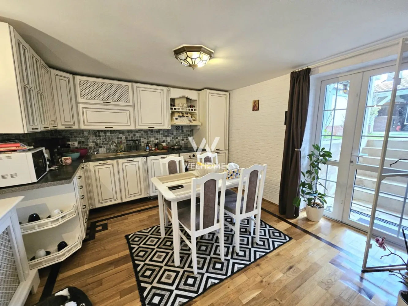 Casa individuala zona Lupeni - Sibiu - Casa individuala , teren 283 Zona LUPENI -Casa de vanzare amenajata in stil clasic cu materiale de caletate. - casa este compartimentata astfel - demisol bucatarie .baie .living si camara etaj- 3 dormitoare .dresing .baie -casa este mobilata cu mobila stil clasic -Curtea este amenajta cu stil - in curte se afla o filigorie mobilata si dotata cu cuptor si gratar zidit -Bransata la toate utilitatile. Avantaje: • Zonă foarte bună, de case. • Proprietate individuală,intabulată. • In apropiere magazine, școli, grădinițe, bănci, parc, farmacii, transport public etc. • Căi de acces asfaltate și iluminate. -Mod de plata agreat: cash/credit ipotecar. Pret 315.000 euro Telefon: 0756 094 405 }}