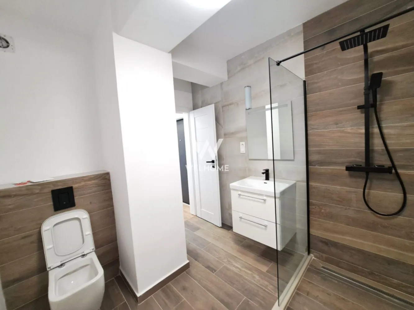 Apartament finisat la cheie, Sibiu - bloc cu lift,INTABULAT - ULTIMUL APARTAMENT FINISAT DISPONIBIL Apartament 3 camere , situat la parterul inalt al unui bloc NOU - Sibiu, 10 minute de centru - zona rezidentiala noua destinata familiei Se preda imediat, conform fotografii, cu mobila de bucatarie inclusa in pret. Suprafata utila: 62.85 mp utili + 2 balcoane 5 mp si 3 mp Apartament decomandat - hol acces, living deschis cu bucatarie, baie, 2 dormitoare Livingul are balcon mare, 1 dormitor are balcon mai mic Pretul afisat este pentru Apartament LA CHEIE - centrala termica Vaillant si incalzire in pardoseala, usa de intrare de metal, lavabila, geamuri termopan, instalatii electrice, termice si sanitare pe pozitie, gresie, parchet, usi, bai dotate 1 loc de parcare inclus! Zona este placut organizata, cu spatii verzi, alei, parcari *Se poate opta si pentru apartament la etaj intermediar,cu predare la stadiul de Alb in vara 2026. Pret vanzare 135.380 Euro Tva Inclus Vizionari: 0752.088.381- Roxana }}