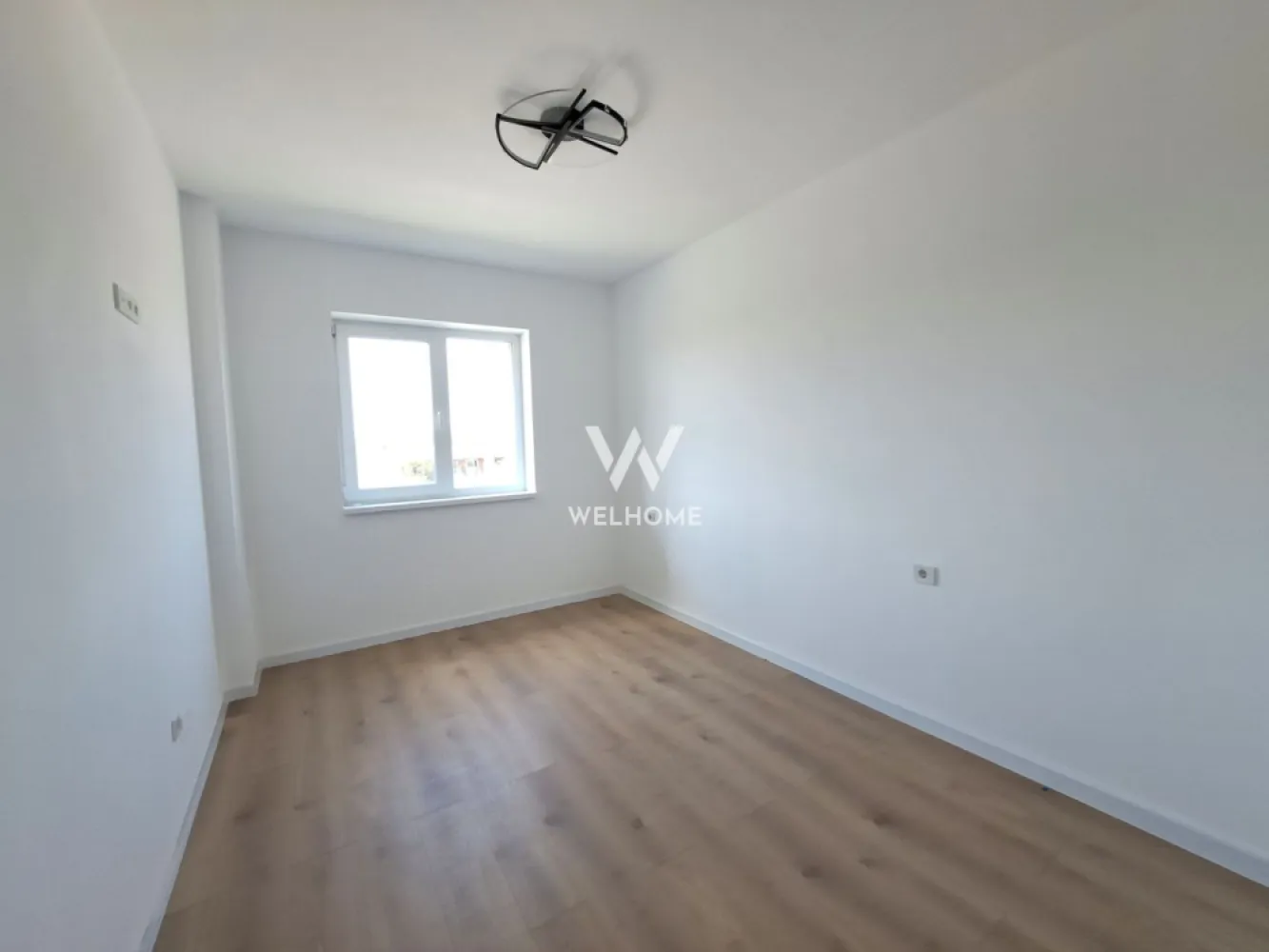Apartament finisat la cheie, Sibiu - bloc cu lift,INTABULAT - ULTIMUL APARTAMENT FINISAT DISPONIBIL Apartament 3 camere , situat la parterul inalt al unui bloc NOU - Sibiu, 10 minute de centru - zona rezidentiala noua destinata familiei Se preda imediat, conform fotografii, cu mobila de bucatarie inclusa in pret. Suprafata utila: 62.85 mp utili + 2 balcoane 5 mp si 3 mp Apartament decomandat - hol acces, living deschis cu bucatarie, baie, 2 dormitoare Livingul are balcon mare, 1 dormitor are balcon mai mic Pretul afisat este pentru Apartament LA CHEIE - centrala termica Vaillant si incalzire in pardoseala, usa de intrare de metal, lavabila, geamuri termopan, instalatii electrice, termice si sanitare pe pozitie, gresie, parchet, usi, bai dotate 1 loc de parcare inclus! Zona este placut organizata, cu spatii verzi, alei, parcari *Se poate opta si pentru apartament la etaj intermediar,cu predare la stadiul de Alb in vara 2026. Pret vanzare 135.380 Euro Tva Inclus Vizionari: 0752.088.381- Roxana }}