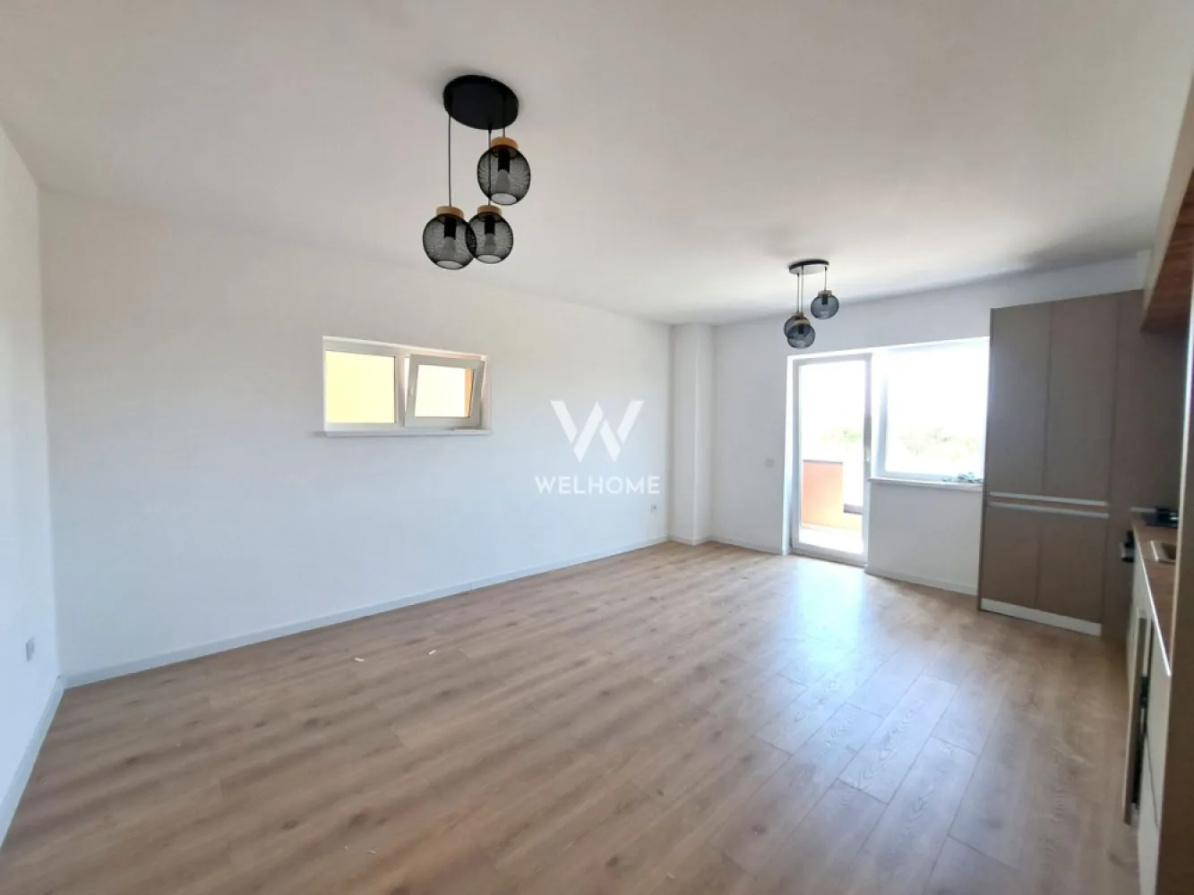 Apartament finisat la cheie, Sibiu - bloc cu lift,INTABULAT - ULTIMUL APARTAMENT FINISAT DISPONIBIL Apartament 3 camere , situat la parterul inalt al unui bloc NOU - Sibiu, 10 minute de centru - zona rezidentiala noua destinata familiei Se preda imediat, conform fotografii, cu mobila de bucatarie inclusa in pret. Suprafata utila: 62.85 mp utili + 2 balcoane 5 mp si 3 mp Apartament decomandat - hol acces, living deschis cu bucatarie, baie, 2 dormitoare Livingul are balcon mare, 1 dormitor are balcon mai mic Pretul afisat este pentru Apartament LA CHEIE - centrala termica Vaillant si incalzire in pardoseala, usa de intrare de metal, lavabila, geamuri termopan, instalatii electrice, termice si sanitare pe pozitie, gresie, parchet, usi, bai dotate 1 loc de parcare inclus! Zona este placut organizata, cu spatii verzi, alei, parcari *Se poate opta si pentru apartament la etaj intermediar,cu predare la stadiul de Alb in vara 2026. Pret vanzare 135.380 Euro Tva Inclus Vizionari: 0752.088.381- Roxana }}