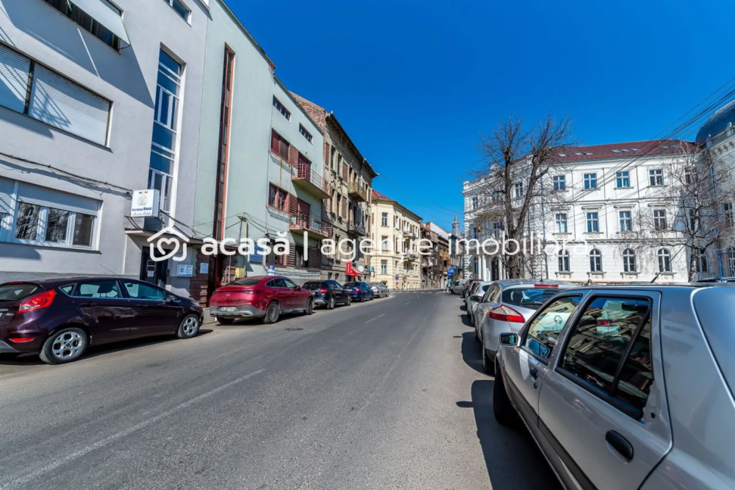 Etaj întreg vis-à-vis de Tribunalul Arad | 269 mp | Demisol privat - Vă propunem spre achiziție o proprietate situată într-o clădire exclusivistă de tip P+2, cu doar 3 apartamente (un singur locatar pe fiecare nivel). Această reședință ocupă în totalitate etajul 2, oferind o intimitate absolută și este poziționată strategic vis-à-vis de Tribunalul Arad, în imediata proximitate a Parcului Eminescu, a Primăriei și a falezei Mureșului. DETALII APARTAMENT Cu o suprafață construită de 269 mp și o suprafață utilă de 136 mp, apartamentul impresionează prin volume generoase și o compartimentare rafinată: Zona de zi: Living spațios, scăldat în lumină naturală, cu vedere spre Parcul Eminescu și Biserica Roșie. Zona de noapte: 2 dormitoare mari, oferind liniștea necesară unei reședințe de top. Bucătărie separată, cămară de alimente, birou și balcon. Terasa privată: orientată spre curtea interioară este o oază de liniște în centrul administrativ al orașului. ACTIVE EXTRA: Demisol Multifuncțional (41 mp) Proprietatea include un spațiu util la demisol, compus din 2 camere și baie proprie. Acesta reprezintă un avantaj strategic major, putând fi utilizat ca: Birou de consultanță / Cabinet de avocatură / Arhivă privată securizată. LOCALIZARE ȘI PUNCTE DE REPER Poziționarea valoroasă vis-à-vis de Tribunalul Arad – eficiență maximă pentru profesioniștii din domeniu. Parcul Eminescu & Biserica Roșie – repere culturale și spații verzi chiar în fața clădirii. Primăria Arad – la doar 3 minute de mers pe jos. Malul Mureșului – acces imediat la zona de relaxare și promenadă. Raritate: Clădirile cu un singur apartament pe nivel sunt extrem de greu de găsit în zona ultracentrală. Versatilitate: Combinația ideală între reședință de lux și sediu de business prestigios. Liniște: Deși este în punctul zero, orientarea terasei spre curte oferă un confort acustic rar. Pentru a descoperi potențialul complet al acestei proprietăți, vă invit la o vizionare. 📞 Sebastian Nica – 0722 252 639 ACASĂ | Consultanță Imobiliară Arad