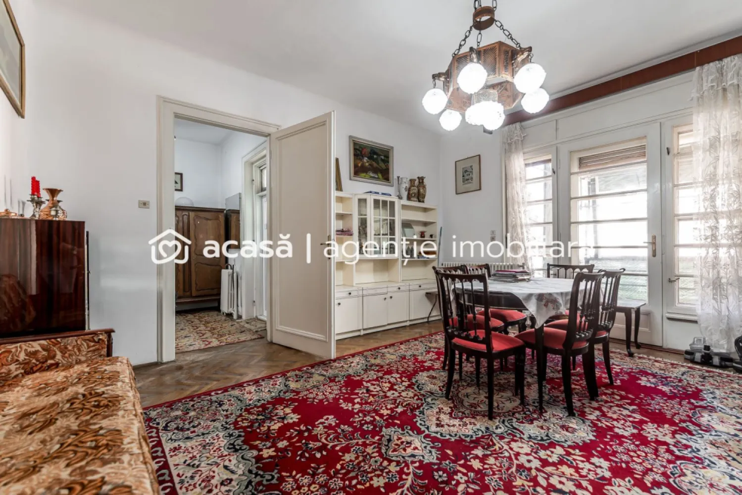 Etaj întreg vis-à-vis de Tribunalul Arad | 269 mp | Demisol privat - Vă propunem spre achiziție o proprietate situată într-o clădire exclusivistă de tip P+2, cu doar 3 apartamente (un singur locatar pe fiecare nivel). Această reședință ocupă în totalitate etajul 2, oferind o intimitate absolută și este poziționată strategic vis-à-vis de Tribunalul Arad, în imediata proximitate a Parcului Eminescu, a Primăriei și a falezei Mureșului. DETALII APARTAMENT Cu o suprafață construită de 269 mp și o suprafață utilă de 136 mp, apartamentul impresionează prin volume generoase și o compartimentare rafinată: Zona de zi: Living spațios, scăldat în lumină naturală, cu vedere spre Parcul Eminescu și Biserica Roșie. Zona de noapte: 2 dormitoare mari, oferind liniștea necesară unei reședințe de top. Bucătărie separată, cămară de alimente, birou și balcon. Terasa privată: orientată spre curtea interioară este o oază de liniște în centrul administrativ al orașului. ACTIVE EXTRA: Demisol Multifuncțional (41 mp) Proprietatea include un spațiu util la demisol, compus din 2 camere și baie proprie. Acesta reprezintă un avantaj strategic major, putând fi utilizat ca: Birou de consultanță / Cabinet de avocatură / Arhivă privată securizată. LOCALIZARE ȘI PUNCTE DE REPER Poziționarea valoroasă vis-à-vis de Tribunalul Arad – eficiență maximă pentru profesioniștii din domeniu. Parcul Eminescu & Biserica Roșie – repere culturale și spații verzi chiar în fața clădirii. Primăria Arad – la doar 3 minute de mers pe jos. Malul Mureșului – acces imediat la zona de relaxare și promenadă. Raritate: Clădirile cu un singur apartament pe nivel sunt extrem de greu de găsit în zona ultracentrală. Versatilitate: Combinația ideală între reședință de lux și sediu de business prestigios. Liniște: Deși este în punctul zero, orientarea terasei spre curte oferă un confort acustic rar. Pentru a descoperi potențialul complet al acestei proprietăți, vă invit la o vizionare. 📞 Sebastian Nica – 0722 252 639 ACASĂ | Consultanță Imobiliară Arad