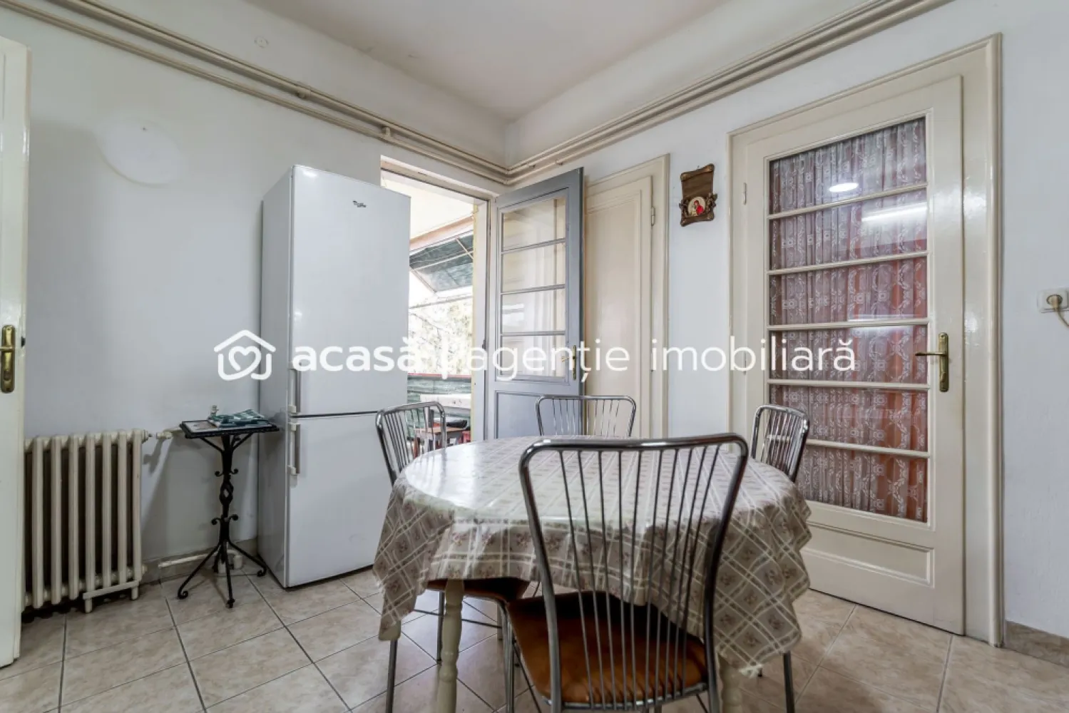 Etaj întreg vis-à-vis de Tribunalul Arad | 269 mp | Demisol privat - Vă propunem spre achiziție o proprietate situată într-o clădire exclusivistă de tip P+2, cu doar 3 apartamente (un singur locatar pe fiecare nivel). Această reședință ocupă în totalitate etajul 2, oferind o intimitate absolută și este poziționată strategic vis-à-vis de Tribunalul Arad, în imediata proximitate a Parcului Eminescu, a Primăriei și a falezei Mureșului. DETALII APARTAMENT Cu o suprafață construită de 269 mp și o suprafață utilă de 136 mp, apartamentul impresionează prin volume generoase și o compartimentare rafinată: Zona de zi: Living spațios, scăldat în lumină naturală, cu vedere spre Parcul Eminescu și Biserica Roșie. Zona de noapte: 2 dormitoare mari, oferind liniștea necesară unei reședințe de top. Bucătărie separată, cămară de alimente, birou și balcon. Terasa privată: orientată spre curtea interioară este o oază de liniște în centrul administrativ al orașului. ACTIVE EXTRA: Demisol Multifuncțional (41 mp) Proprietatea include un spațiu util la demisol, compus din 2 camere și baie proprie. Acesta reprezintă un avantaj strategic major, putând fi utilizat ca: Birou de consultanță / Cabinet de avocatură / Arhivă privată securizată. LOCALIZARE ȘI PUNCTE DE REPER Poziționarea valoroasă vis-à-vis de Tribunalul Arad – eficiență maximă pentru profesioniștii din domeniu. Parcul Eminescu & Biserica Roșie – repere culturale și spații verzi chiar în fața clădirii. Primăria Arad – la doar 3 minute de mers pe jos. Malul Mureșului – acces imediat la zona de relaxare și promenadă. Raritate: Clădirile cu un singur apartament pe nivel sunt extrem de greu de găsit în zona ultracentrală. Versatilitate: Combinația ideală între reședință de lux și sediu de business prestigios. Liniște: Deși este în punctul zero, orientarea terasei spre curte oferă un confort acustic rar. Pentru a descoperi potențialul complet al acestei proprietăți, vă invit la o vizionare. 📞 Sebastian Nica – 0722 252 639 ACASĂ | Consultanță Imobiliară Arad