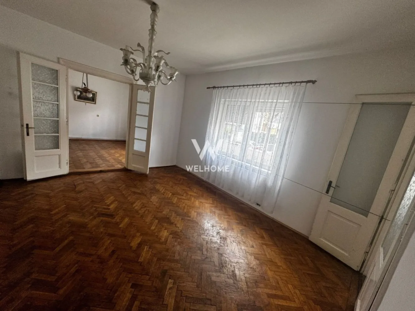 Casa individuala, teren 900mp, Sibiu - Va prezentam o casa individuala situata intr-o zona foarte bine cotata a Sibiului, Calea Dumbravii/ Bulevardul Vasile Milea. Suprafata utila: 159mp Suprafata teren: 900mp Curte libera: aprox 700mp Compartimentare (vezi schita):5 camere spatioase, 2 bucatarii, 2 bai, camara, debara, antreu, pod, pivnita 2 intrari cu acces auto De asemenea in curtea din spate este amenajata o veranda din care se face si accesul inn pivnita. O proprietate bine amplasata cu un potential foarte mare. Este locuibila insa necesita modernizare. Merita vazuta! Se pune la dispozitie si certificat de urbanism. Regim de inaltime acceptat: D+P+E+M Pret: 599000 euro Detalii si vizionari: 0752.088.381- Roxana }}