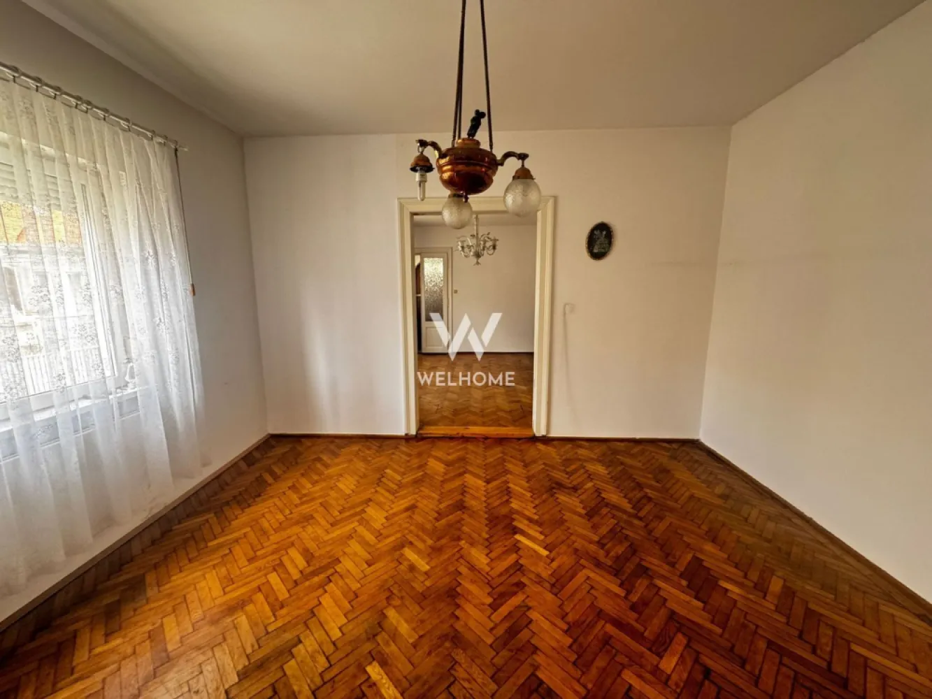 Casa individuala, teren 900mp, Sibiu - Va prezentam o casa individuala situata intr-o zona foarte bine cotata a Sibiului, Calea Dumbravii/ Bulevardul Vasile Milea. Suprafata utila: 159mp Suprafata teren: 900mp Curte libera: aprox 700mp Compartimentare (vezi schita):5 camere spatioase, 2 bucatarii, 2 bai, camara, debara, antreu, pod, pivnita 2 intrari cu acces auto De asemenea in curtea din spate este amenajata o veranda din care se face si accesul inn pivnita. O proprietate bine amplasata cu un potential foarte mare. Este locuibila insa necesita modernizare. Merita vazuta! Se pune la dispozitie si certificat de urbanism. Regim de inaltime acceptat: D+P+E+M Pret: 599000 euro Detalii si vizionari: 0752.088.381- Roxana }}