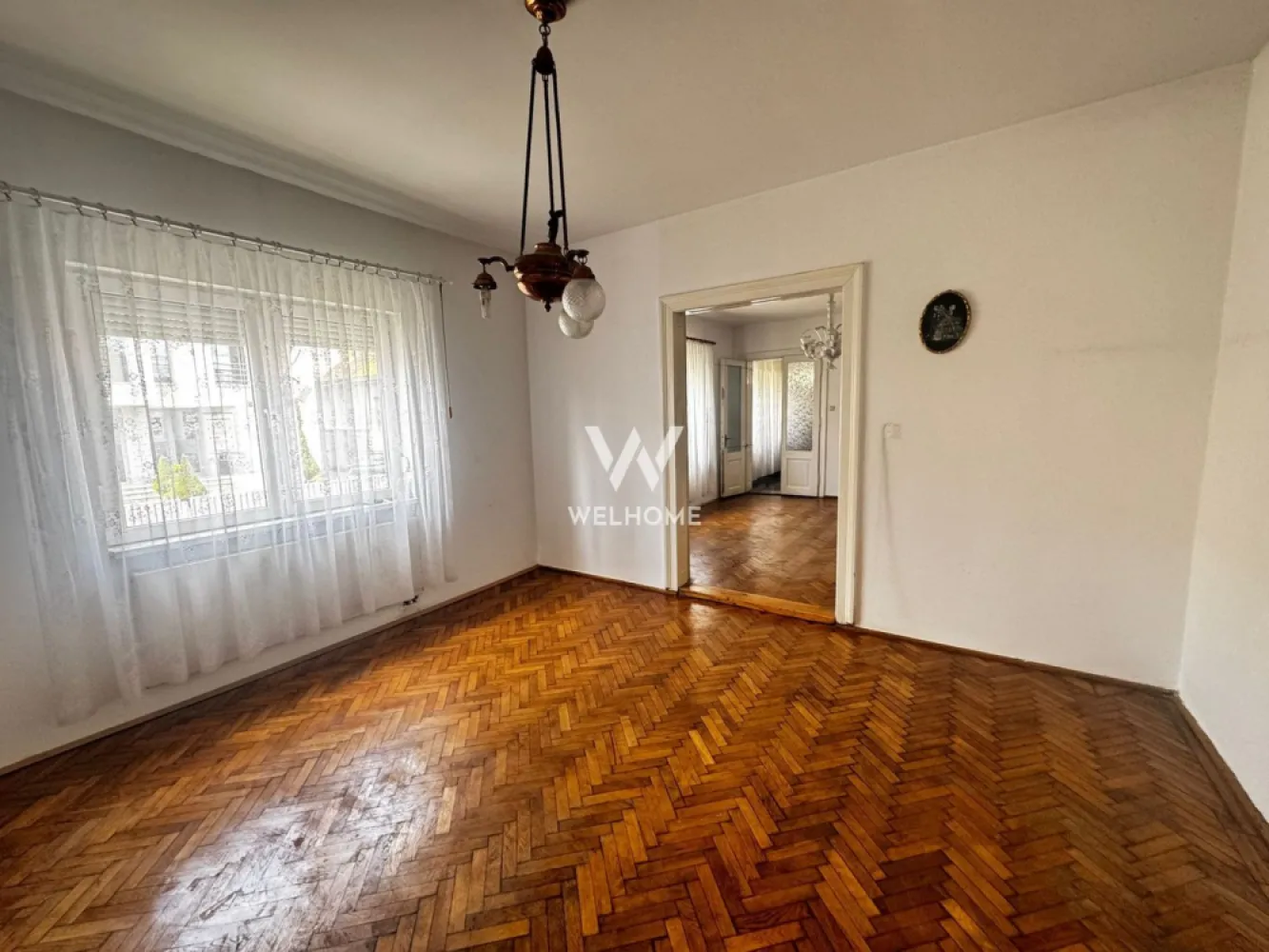 Casa individuala, teren 900mp, Sibiu - Va prezentam o casa individuala situata intr-o zona foarte bine cotata a Sibiului, Calea Dumbravii/ Bulevardul Vasile Milea. Suprafata utila: 159mp Suprafata teren: 900mp Curte libera: aprox 700mp Compartimentare (vezi schita):5 camere spatioase, 2 bucatarii, 2 bai, camara, debara, antreu, pod, pivnita 2 intrari cu acces auto De asemenea in curtea din spate este amenajata o veranda din care se face si accesul inn pivnita. O proprietate bine amplasata cu un potential foarte mare. Este locuibila insa necesita modernizare. Merita vazuta! Se pune la dispozitie si certificat de urbanism. Regim de inaltime acceptat: D+P+E+M Pret: 599000 euro Detalii si vizionari: 0752.088.381- Roxana }}