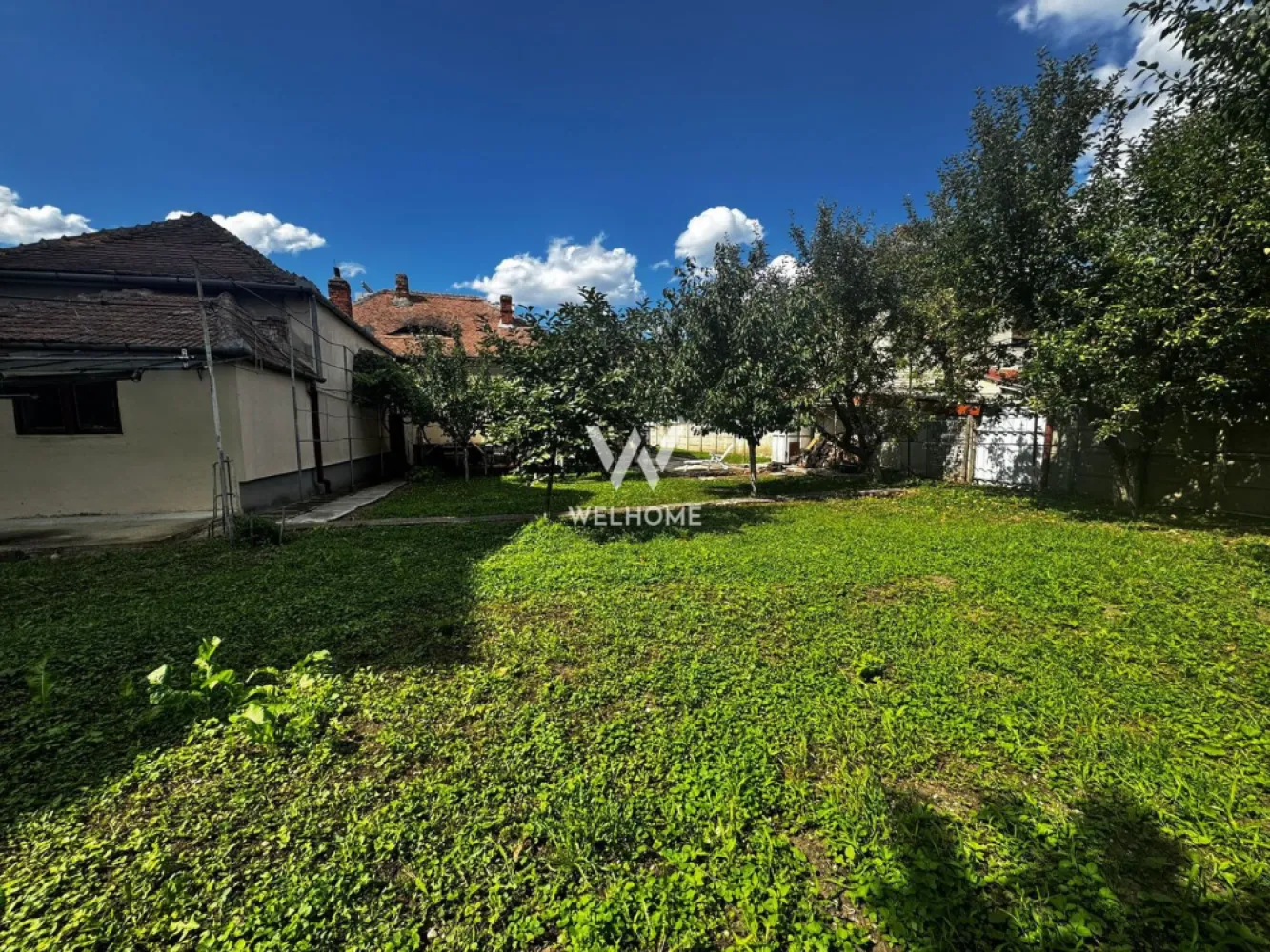 Casa individuala, teren 900mp, Sibiu - Va prezentam o casa individuala situata intr-o zona foarte bine cotata a Sibiului, Calea Dumbravii/ Bulevardul Vasile Milea. Suprafata utila: 159mp Suprafata teren: 900mp Curte libera: aprox 700mp Compartimentare (vezi schita):5 camere spatioase, 2 bucatarii, 2 bai, camara, debara, antreu, pod, pivnita 2 intrari cu acces auto De asemenea in curtea din spate este amenajata o veranda din care se face si accesul inn pivnita. O proprietate bine amplasata cu un potential foarte mare. Este locuibila insa necesita modernizare. Merita vazuta! Se pune la dispozitie si certificat de urbanism. Regim de inaltime acceptat: D+P+E+M Pret: 599000 euro Detalii si vizionari: 0752.088.381- Roxana }}