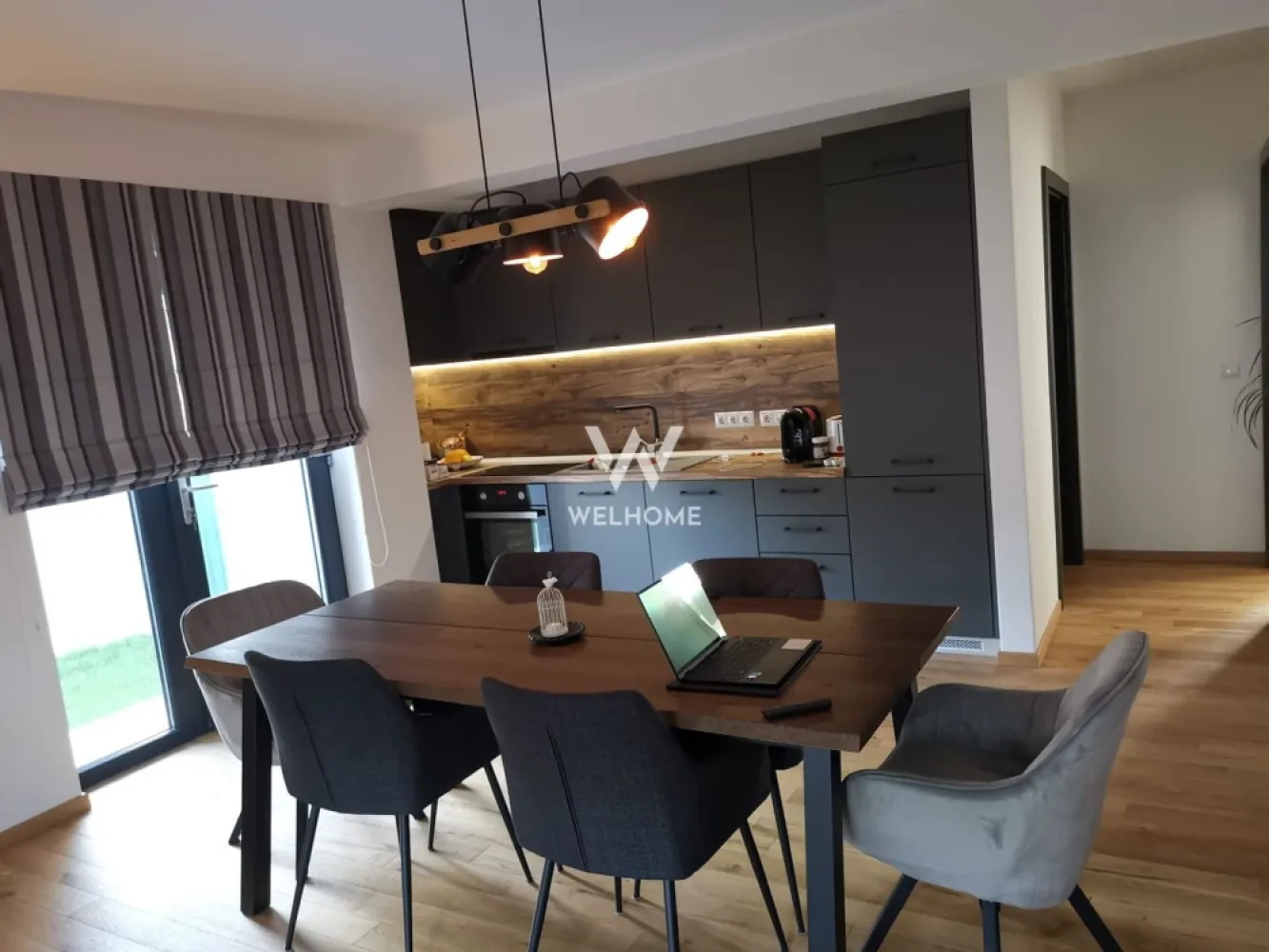 Casa premium READY TO MOVE, Selimbar,Sibiu - Comision zero Vila spatioasa cu finisaje premium, localizata in Selimbar, zona Brana/Unimat , cu variante simple de acces si facilitati in imediata apropiere. Teren: 408mp Suprafata utila: 277 mp utili + terasa de 60 mp Compartimentare: 8 camere ,3 bucatari,5 bai, spatii tehnice/de depozitare Camerelor li se poate schimba destinatia, in functie de preferita viitorilor proprietar. Momentan casa este doar partial mobilata. Terasa ampla ofera o priveliste superba asupra muntilor ,finisaje de inalta caliate care ofera un plus de confort si costuri minime la intretinere avand in vedere izolatia cu vata bazaltica de 15 cm ,parchet de inalta calitate triplu stratificat , incalzire in pardoseala si sisteme de coordonare de la distanta prin termostate inteligente Casa se vinde partial mobilata , racordata la toate utilitatile si amenajata LA CHEIE: usa intrare si interioare, geamuri termopan, centrala in condensatie si instalatie incalzire in pardoseala cu sistem control zonificat, parchet, gresie, faianta, lavabila, bai complet dotate, prize, intrerupatoare si corpuri iluminat. Exterior - izolatie, tencuiala decorativa, acoperis izolat, placaje exterioare si glafuri, curtea cu pavaj si gazon, poarta automatizata O casa ingenioasa, realizata pe un standard inalt de calitate, design modern si functionalitate optima - poate fi noua ta casa! PRET VANZARE: 469.000 Euro Informatii si vizionari : 0752.088.381- Roxana }}