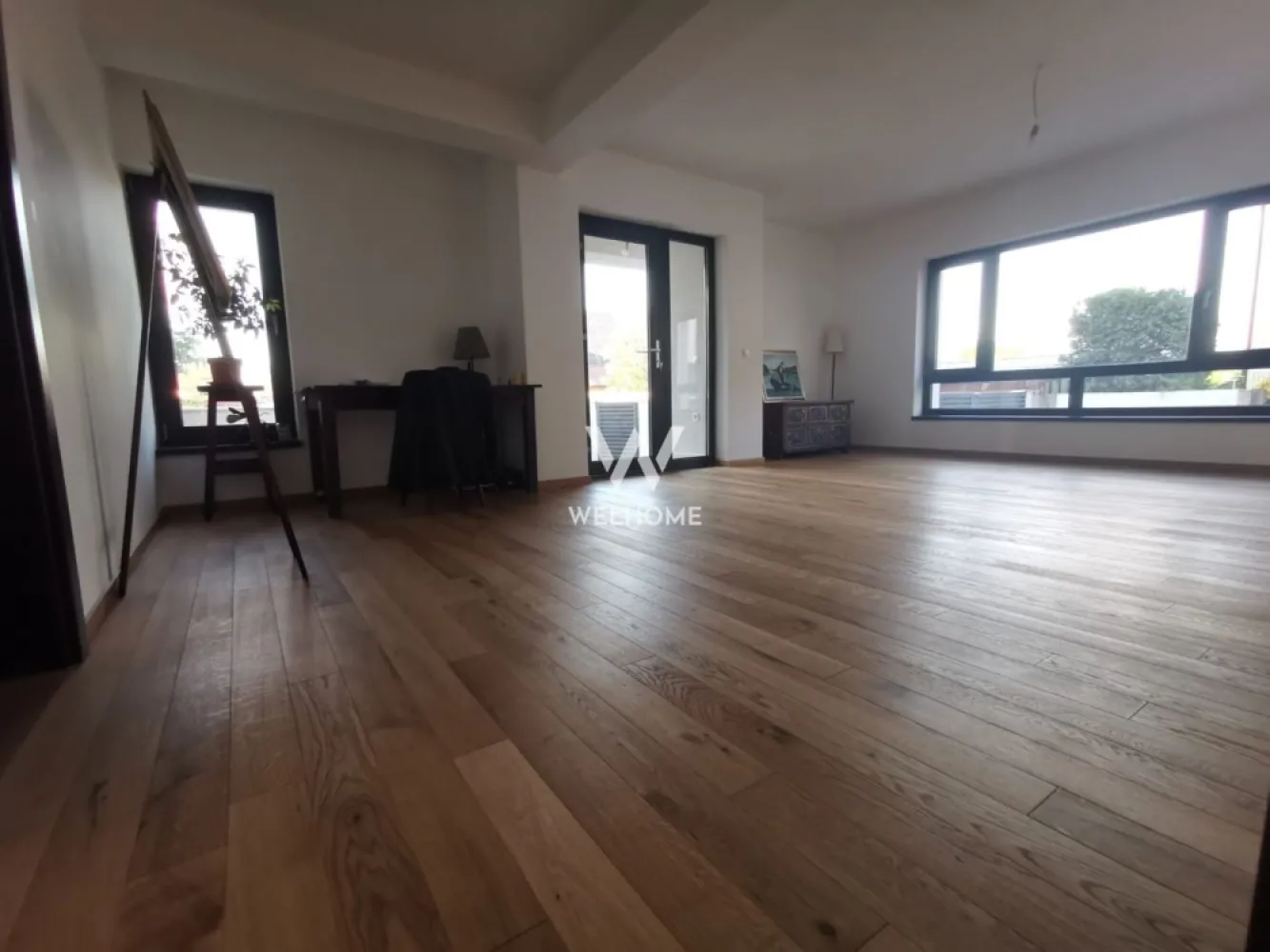 Casa premium READY TO MOVE, Selimbar,Sibiu - Comision zero Vila spatioasa cu finisaje premium, localizata in Selimbar, zona Brana/Unimat , cu variante simple de acces si facilitati in imediata apropiere. Teren: 408mp Suprafata utila: 277 mp utili + terasa de 60 mp Compartimentare: 8 camere ,3 bucatari,5 bai, spatii tehnice/de depozitare Camerelor li se poate schimba destinatia, in functie de preferita viitorilor proprietar. Momentan casa este doar partial mobilata. Terasa ampla ofera o priveliste superba asupra muntilor ,finisaje de inalta caliate care ofera un plus de confort si costuri minime la intretinere avand in vedere izolatia cu vata bazaltica de 15 cm ,parchet de inalta calitate triplu stratificat , incalzire in pardoseala si sisteme de coordonare de la distanta prin termostate inteligente Casa se vinde partial mobilata , racordata la toate utilitatile si amenajata LA CHEIE: usa intrare si interioare, geamuri termopan, centrala in condensatie si instalatie incalzire in pardoseala cu sistem control zonificat, parchet, gresie, faianta, lavabila, bai complet dotate, prize, intrerupatoare si corpuri iluminat. Exterior - izolatie, tencuiala decorativa, acoperis izolat, placaje exterioare si glafuri, curtea cu pavaj si gazon, poarta automatizata O casa ingenioasa, realizata pe un standard inalt de calitate, design modern si functionalitate optima - poate fi noua ta casa! PRET VANZARE: 469.000 Euro Informatii si vizionari : 0752.088.381- Roxana }}