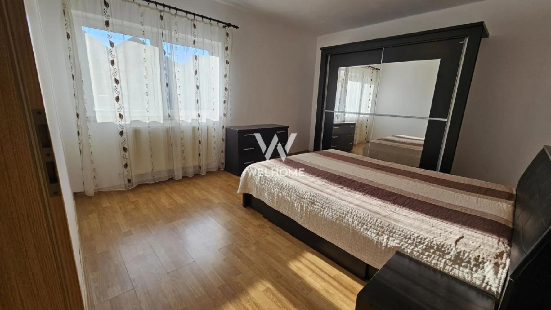 ! Oferta ! - Apartament 4 camere zona Strand - Se ofera spre vanzare apartament 4 camere zona STRAND - Zona: Strand - 86 Mp utili - 4 Camere - Parter inalt 3m (Garajul fiind sub acesta) - Predare: Imediat - Aproape de magazine, statii de autobuz - Partial mobilat si utilat - Garajul are suprafața de 21,35 mp, este racordat la curent electric, apă și canalizare, fiind situat sub apartament. Compartimentarea apartamentului: - living cu bucătăria = 23,20 mp; - camera/dormitor = 15,97 mp; - camera/dormitor = 15,97 mp; - camera de zi = 17,34 mp; - baie cu cadă = 6,58 mp; - baie cu duș = 1,95 mp; - cămară = 0,96 mp; - hol = 3,47 mp; - balcon = 5,89 mp; - logie = 2,32 mp. - Optional se pot vinde 2 boxe de cate 7.61 mp, la pretul de 8000 euro - Pret: 187.000 Euro ( 169.000 apartamentul + garajul 18.000) - Contact: 0756 094 405 }}