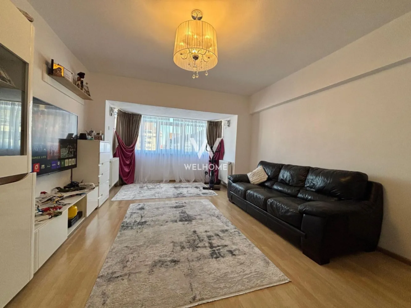 Apartament 3 camere modern mobilat-utilat in Turnisor - Apartament 3 camere cu pivnita - Sos. Alba Iulia, Turnisor - Suprafata utila: 68mp Situat la etajul 4 al unui bloc cu lift. Compartimentat astfel: hol acces, bucatarie separata, living generos, 2 dormitoare, baie cu geam, baie de serviciu, debara. Apartamentul se vinde exact cum se observa in poze, cu tot ce este nevoie. Gata de mutare! Imobilul beneficiaza si de o boxa de depozitare in pivnita. Situat intr-o zona buna cu acces facil la magazine, mijloace de transport, scoli, gradinite etc. Locuri de parcare in fata si in spatele blocului. Liber de sarcini, se poate achizitiona prin credit ipotecar sau plata cash. Pret: 143.000 Euro Negociabil Telefon: 0747639802 }}