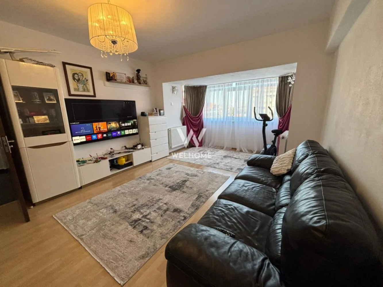 Apartament 3 camere modern mobilat-utilat in Turnisor - Apartament 3 camere cu pivnita - Sos. Alba Iulia, Turnisor - Suprafata utila: 68mp Situat la etajul 4 al unui bloc cu lift. Compartimentat astfel: hol acces, bucatarie separata, living generos, 2 dormitoare, baie cu geam, baie de serviciu, debara. Apartamentul se vinde exact cum se observa in poze, cu tot ce este nevoie. Gata de mutare! Imobilul beneficiaza si de o boxa de depozitare in pivnita. Situat intr-o zona buna cu acces facil la magazine, mijloace de transport, scoli, gradinite etc. Locuri de parcare in fata si in spatele blocului. Liber de sarcini, se poate achizitiona prin credit ipotecar sau plata cash. Pret: 143.000 Euro Negociabil Telefon: 0747639802 }}