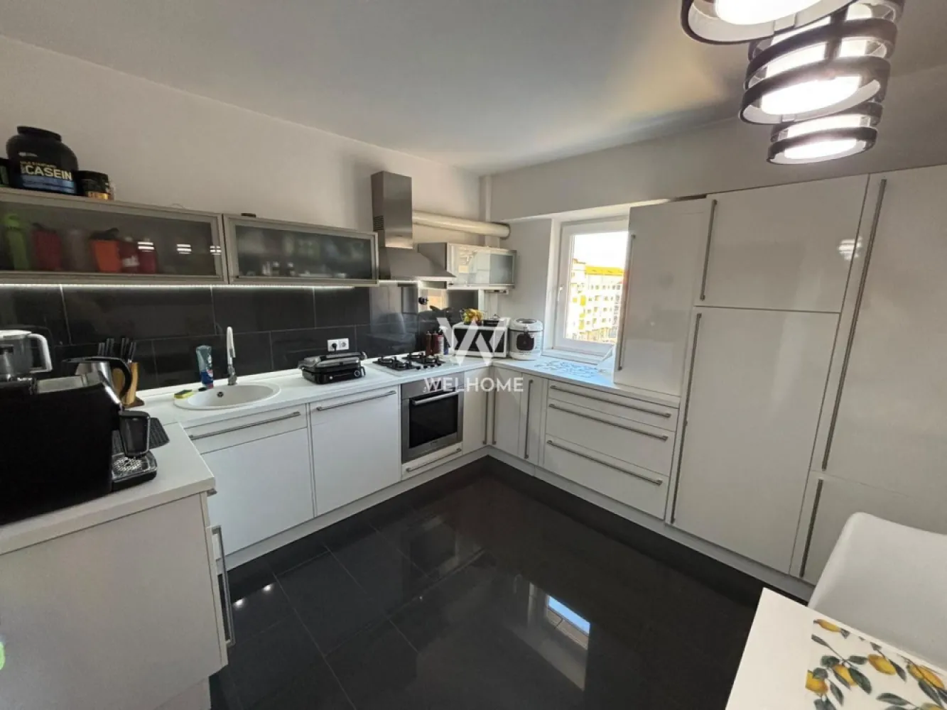 Apartament 3 camere modern mobilat-utilat in Turnisor - Apartament 3 camere cu pivnita - Sos. Alba Iulia, Turnisor - Suprafata utila: 68mp Situat la etajul 4 al unui bloc cu lift. Compartimentat astfel: hol acces, bucatarie separata, living generos, 2 dormitoare, baie cu geam, baie de serviciu, debara. Apartamentul se vinde exact cum se observa in poze, cu tot ce este nevoie. Gata de mutare! Imobilul beneficiaza si de o boxa de depozitare in pivnita. Situat intr-o zona buna cu acces facil la magazine, mijloace de transport, scoli, gradinite etc. Locuri de parcare in fata si in spatele blocului. Liber de sarcini, se poate achizitiona prin credit ipotecar sau plata cash. Pret: 143.000 Euro Negociabil Telefon: 0747639802 }}