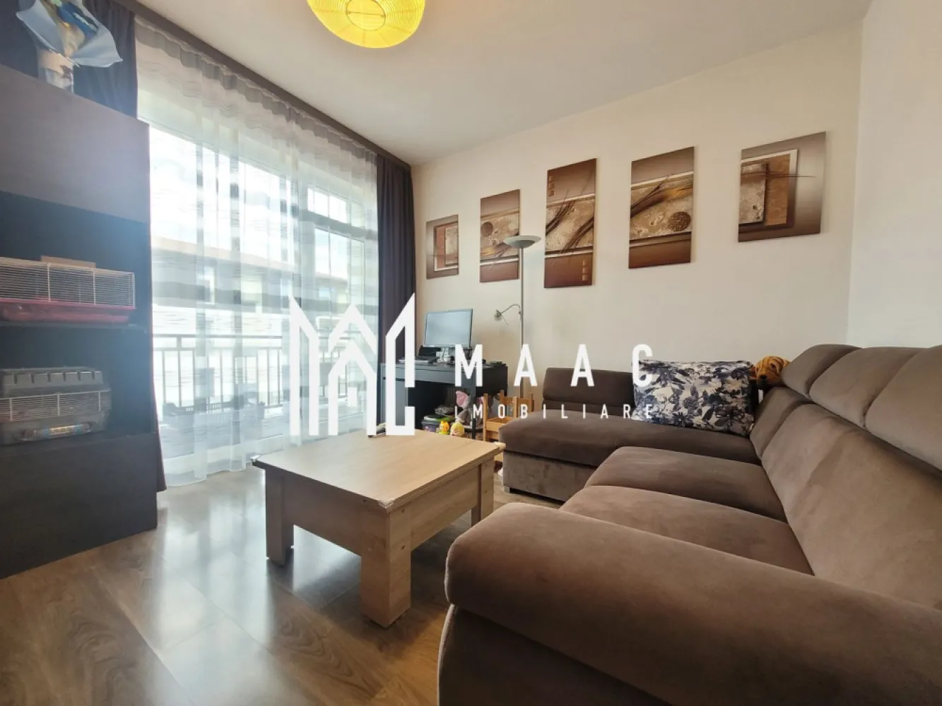 BLACK FRIDAY Apartament 3 camere | Etaj 1 | Parcare | Balcon - 🔥 BLACK FRIDAY - Profită de cea mai bună perioadă din an pentru a deveni proprietar! Reducere de 6.000 euro - Pret vechi - 155.000 euro Pret promotional - 149.000 euro MAAC Imobiliare ofera spre vanzare apartament cu 3 camere la un imobil de tip vila, modern, complet mobilat si utilat, in zona Selimbar (la 5 minute de mers pe jos de Shopping City). Locuinta este alcatuita din living, 2 dormitoare, bucatarie inchisa, baie cu geam, baie de serviciu, hol, debara si balcon. In fiecare incapere este montataitalatie de AC. Aferent - 2 locuri de parcare (unul langa altul). Imobilul este renumit pentru calitatea materialelor folosite, fiind amplasat intr-o zona premium de case. Loc de joaca chiar langa si vecinatate linistita. Apartamentul este foarte luminos (orientare S-V), aerisit si generos ca si spatiu, geamuri mari, finisaje de calitate, bine izolat si consum mic de energie. Iesire rapida in cateva minute catre DN si acces facil catre oras. Pentru mai multe detalii și programări pentru vizionare, vă rugăm să ne contactați telefonic specificand ID: CP2786637 }}