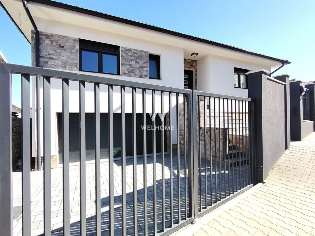 Casa noua Sibiu, Selimbar - 4 camere, garaj, curte mare - O casa minunata pe un singur nivel, cu garaj si curte mare - Unica Casa individuala noua, locata bine in Selimbar - doar case !! Acces rapid la Mall si centru Sibiu Casa pe un singur nivel Casa este finalizata, intabulata, necesita finisare interior - mutare relativ repede Living si bucatarie - acess la terasa acoperita 3 dormitoare, 2 bai, dressing si debara Garaj dublu, camera tehnica si pivnita + pod depozitare Curte larga cu alei pavate si multa zona verde + spatiu barbeque amenajat Bine amplasata, solara, calitate si confort - poate fi casa TA !! Si eu as locui aici !! Unele imagini sunt cu titlu de prezentare !! Casa se vinde semifinisata - Tu alegi detalii de interior Se vinde la 425.000 euro }}