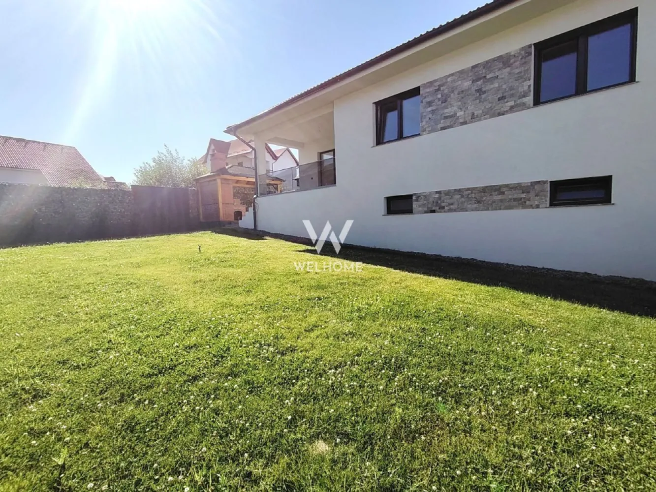 Casa noua Sibiu, Selimbar - 4 camere, garaj, curte mare - O casa minunata pe un singur nivel, cu garaj si curte mare - Unica Casa individuala noua, locata bine in Selimbar - doar case !! Acces rapid la Mall si centru Sibiu Casa pe un singur nivel Casa este finalizata, intabulata, necesita finisare interior - mutare relativ repede Living si bucatarie - acess la terasa acoperita 3 dormitoare, 2 bai, dressing si debara Garaj dublu, camera tehnica si pivnita + pod depozitare Curte larga cu alei pavate si multa zona verde + spatiu barbeque amenajat Bine amplasata, solara, calitate si confort - poate fi casa TA !! Si eu as locui aici !! Unele imagini sunt cu titlu de prezentare !! Casa se vinde semifinisata - Tu alegi detalii de interior Se vinde la 425.000 euro }}