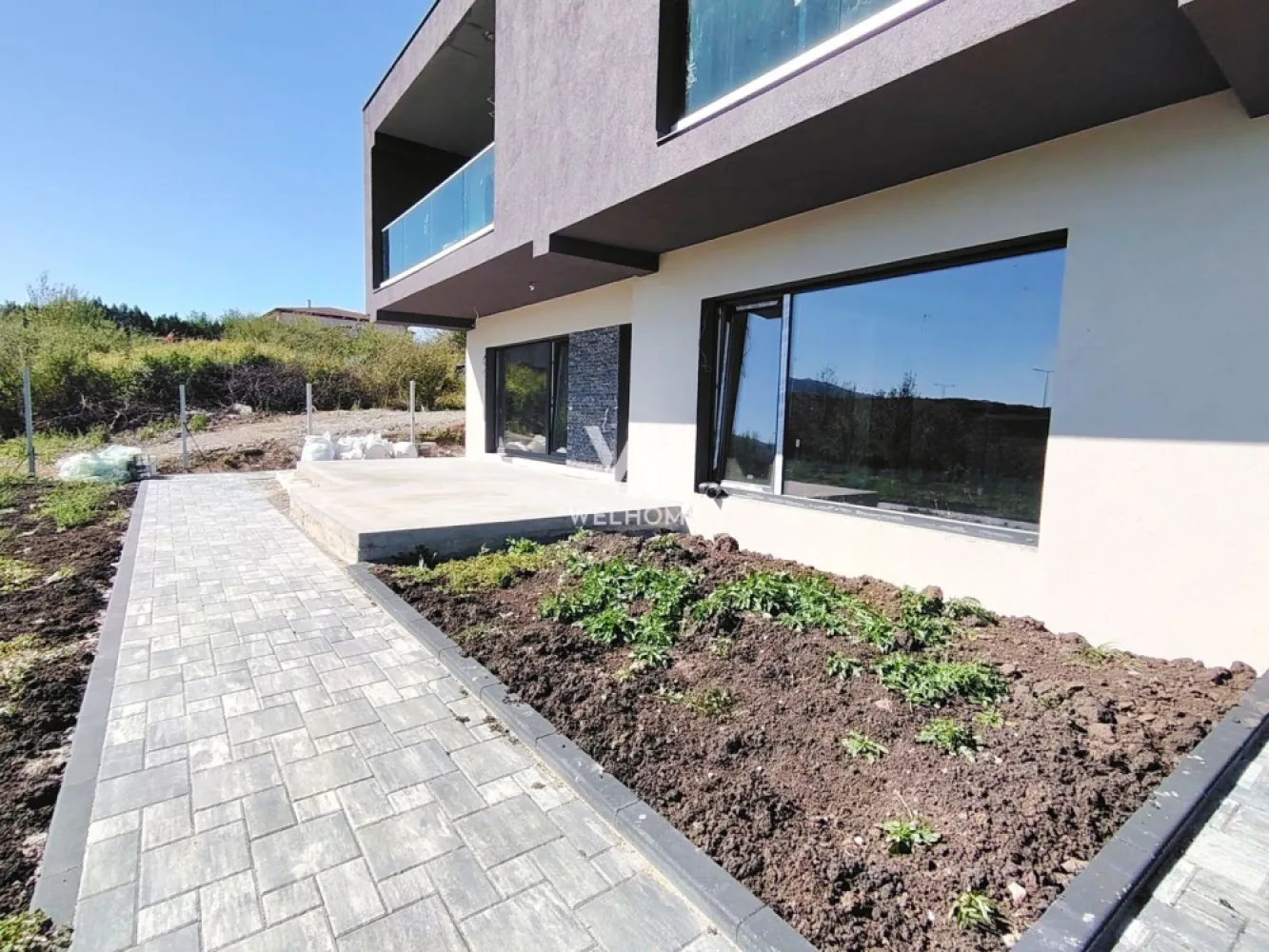 Casa mare cu garaj si teren 790 mp - Casa NOUA - Casa futurista, garaj si curte, zona degajata Sibiu - Selimbar O casa noua, concept modern cu spatii generoase, terase si curte mare Casa are 200 mp utili - parter si etaj + garaj dublu atasat lateral, teren 790mp La Parter - hol de acces cu spatiu garderoba, living cu zona de dinning si bucatarie (flow ideal pentru conectare cu familia si prietenii), camera tehnica si spalatorie, baie si debara Din living si bucatarie acces la terase si curte Casa scarii ce face legatura cu etajul, este larga, are fereastra iar treptele sunt cu urcare lina La Etaj - 3 dormitoare mari( 17-18 mp), 2 bai, dressing, terasa panoramica - Incalzire in pardoseala la ambele nivele, ferestre mari, curte intima Pretul propus este pentru interior finisat LA CHEIE cu parchet, gresie , faianta, pereti tencuiti, usa intrare, instalatii electrice, pompa caldura, iar exterior LA CHEIE - izolatie, fatada, gard, poarta, pavaj, gazon, apa, curent trifazic - detalii discutabile O casa expansiva dedicata familiei moderne. Avantaj - poti personaliza dupa gusturi si stil de viata!! Cu o vizita, esti mai aproape de Visul tau ... "ACASA" !! ** Casa finalizata, se poate cumpara imediat - predare gri, alb sau cheie - ofer variante** PRET: 326.000 Euro