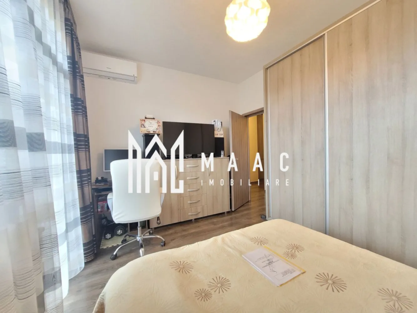 BLACK FRIDAY Apartament 3 camere | Etaj 1 | Parcare | Balcon - 🔥 BLACK FRIDAY - Profită de cea mai bună perioadă din an pentru a deveni proprietar! Reducere de 6.000 euro - Pret vechi - 155.000 euro Pret promotional - 149.000 euro MAAC Imobiliare ofera spre vanzare apartament cu 3 camere la un imobil de tip vila, modern, complet mobilat si utilat, in zona Selimbar (la 5 minute de mers pe jos de Shopping City). Locuinta este alcatuita din living, 2 dormitoare, bucatarie inchisa, baie cu geam, baie de serviciu, hol, debara si balcon. In fiecare incapere este montataitalatie de AC. Aferent - 2 locuri de parcare (unul langa altul). Imobilul este renumit pentru calitatea materialelor folosite, fiind amplasat intr-o zona premium de case. Loc de joaca chiar langa si vecinatate linistita. Apartamentul este foarte luminos (orientare S-V), aerisit si generos ca si spatiu, geamuri mari, finisaje de calitate, bine izolat si consum mic de energie. Iesire rapida in cateva minute catre DN si acces facil catre oras. Pentru mai multe detalii și programări pentru vizionare, vă rugăm să ne contactați telefonic specificand ID: CP2786637 }}