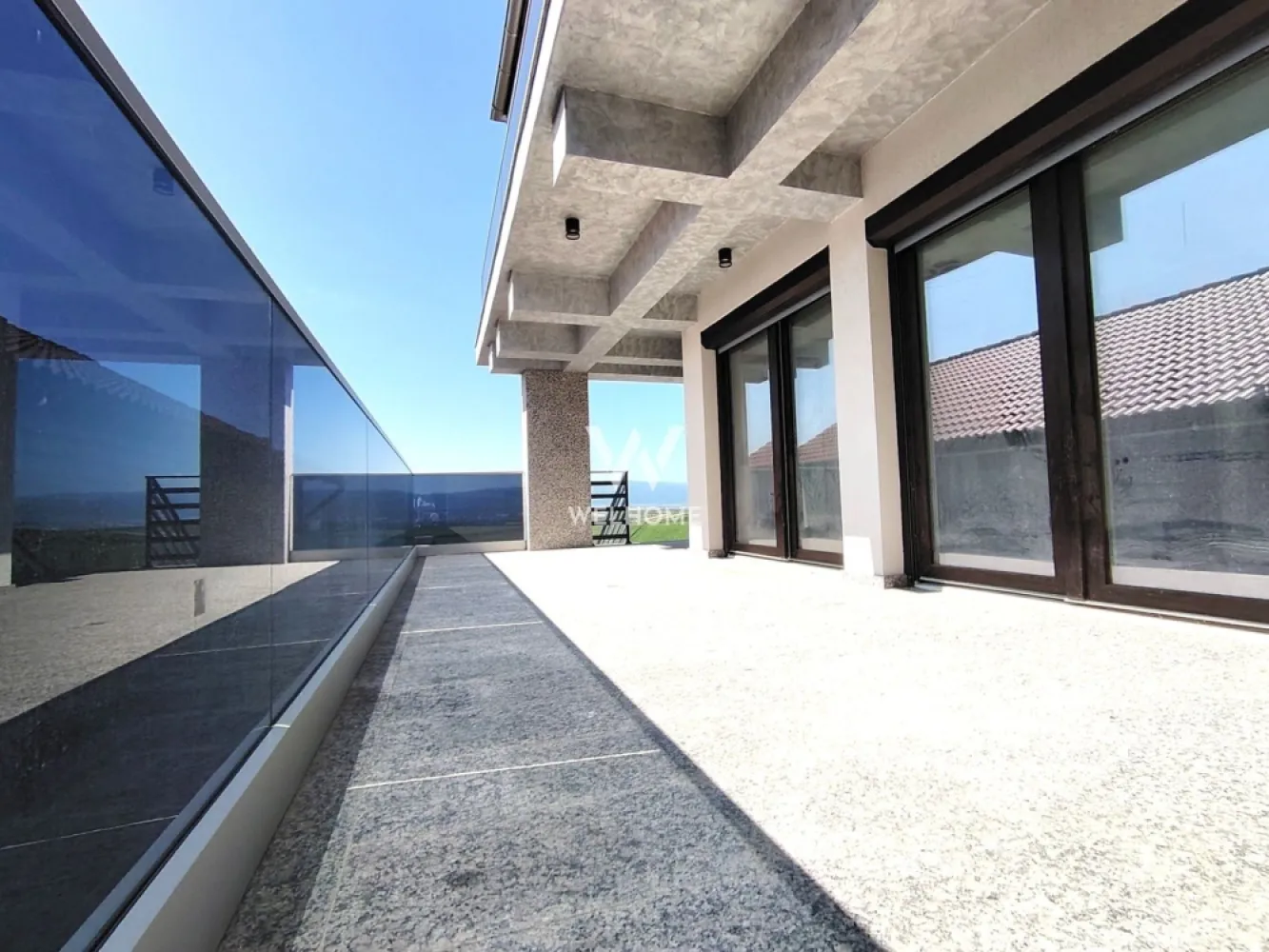 Casa Sibiu - teren 484mp - casa noua zona Sura Mare - Casa localizata la 15 minute de centru Sibiu - zona Sura Mare - panorama superba asupra orasului Centre comerciale si acces autostrada la cateva minute Un proiect interesant ce propune spatii generoase, design atractiv si calitate optima, ofera spatiu si confort necesar familiei moderne Casa este terasata, astfel avem demisol, parter, etaj si pod depozitare Teren 484 mp, suprafata utila casa 199 mp ( continut si demisol cu garaj ) Demisol - garaj cu poarta automatizata, camera tehnica si spatiu depozitare/pivnita Parter - terasa mare acoperita, hol acces cu spatiu garderoba, bucatarie cu camara, living luminos si baie larga cu dus Etaj - 3 dormitoare fiecare cu acces la balcoane, hol, o baie mare cu cada jaquzzi - 2 dintre dormitoare au dressing Podul este accesibil din hol, cu scara batanta. Placa beton turnata! Curte cu gazon si sistem irigatie Casa se preda "la cheie" conform imagini Detalii imobil - tencuiala decorativa, acoperis tigla ceramica, placaje exterioare si glafuri marmura, izolata cu vata bazaltica, curtea cu pavaj si zona verde, gard soclu beton, porti intrare si garaj automatizate, videointerfon - geamuri termopan 3 foi, 7 camere, rulouri automatizate, pompa de caldura si instalatie incalzire in pardoseala - control zonificat, prize si intrerupatoare Finisaje premium - parchet, placi ceramice, sanitare, usi Casa NOUA - asteapta sa fie locuita ! Aici poti scrie povestea TA - ACASA !! Pret de vanzare imobil 380.000 Euro