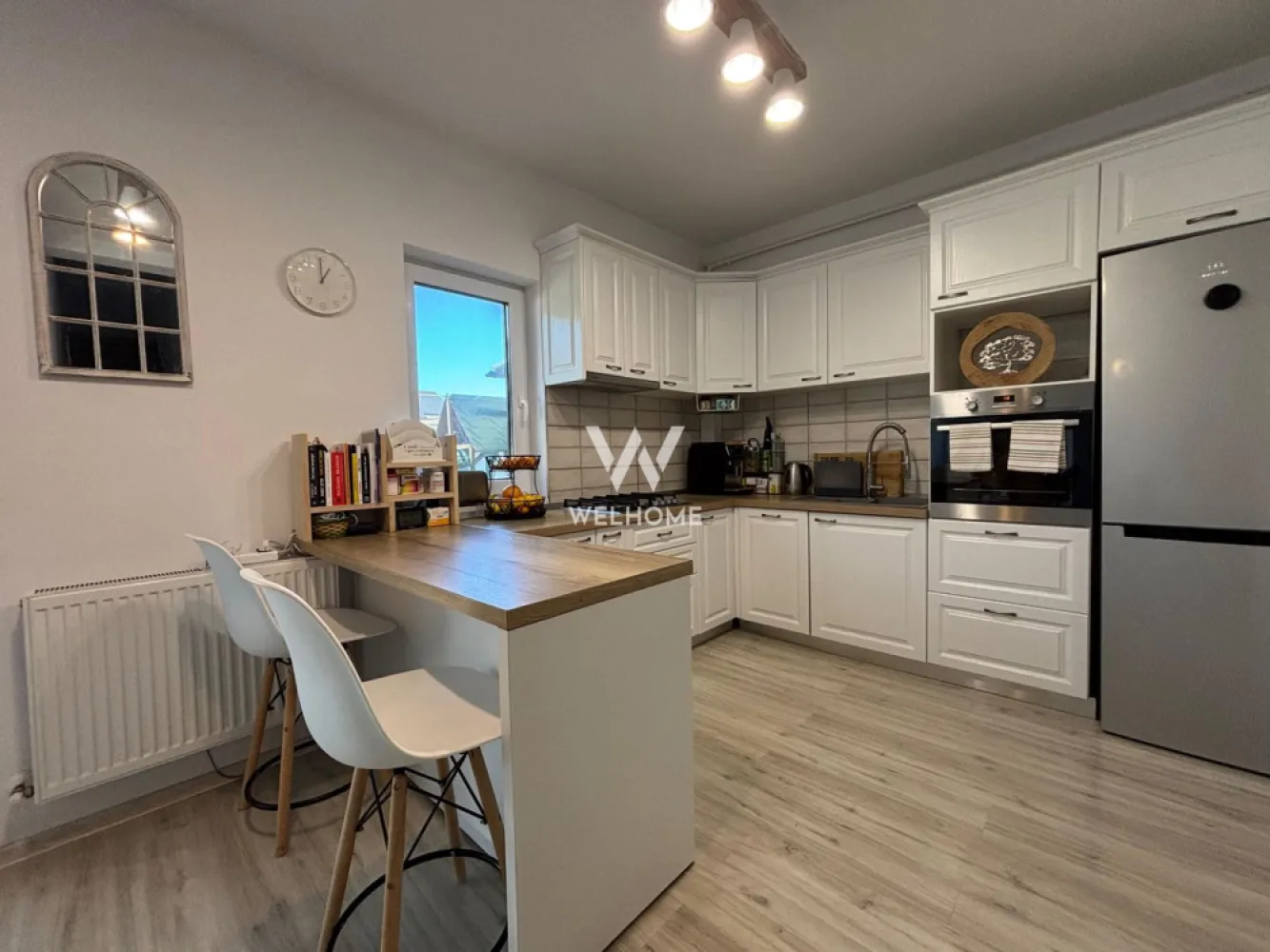 Casă modernă P+1+M, complet mobilată și utilată – Șelimbăr, str. Uniri - Vă propunem spre vânzare o casă tip triplex (mijloc) situată în Șelimbăr, pe strada Unirii, într-o zonă liniștită și bine conectată la principalele puncte de interes din Sibiu. Proprietatea oferă o suprafață utilă de 160 mp, cu curte proprie totală de 120 mp (60 mp grădină în spate + 2 locuri de parcare și grădină frontală). Compartimentare: • Parter: living spațios cu zonă de dining și bucătărie open-space, baie de serviciu, cameră tehnică și spații de depozitare. • Etaj 1: dormitor matrimonial cu baie proprie și dressing, al doilea dormitor cu spațiu de depozitare, birou/dormitor mic, baie principală. • Mansardă: spațiu open-space complet amenajat, cu multiple zone de depozitare integrate. Dotări și finisaje: • Centrală termică Bosch cu termostat smart • 4 aparate de aer condiționat Daikin (control telecomandă + aplicație) • Jaluzele exterioare electrice cu sistem smart • Geamuri termopan + plase insecte, ferestre Velux cu folie solară • Mobilier custom FrontMob, casă complet mobilată și utilată • Panouri electrice independente pentru fiecare nivel Curte amenajată: • Zonă verde cu pomi fructiferi • Pergolă retractabilă cu zonă de lounge și dining • Grătar + spațiu utilitar • Loc de joacă / sport Alte avantaje: • Certificat energetic A • Orientare est-vest pentru lumină naturală pe tot parcursul zilei O locuință perfectă pentru o familie care își dorește confort, spațiu și intimitate, într-o zonă rezidențială exclusivistă din Șelimbăr. Pret: 215 000 EURO Telefon: 0756 094 405
