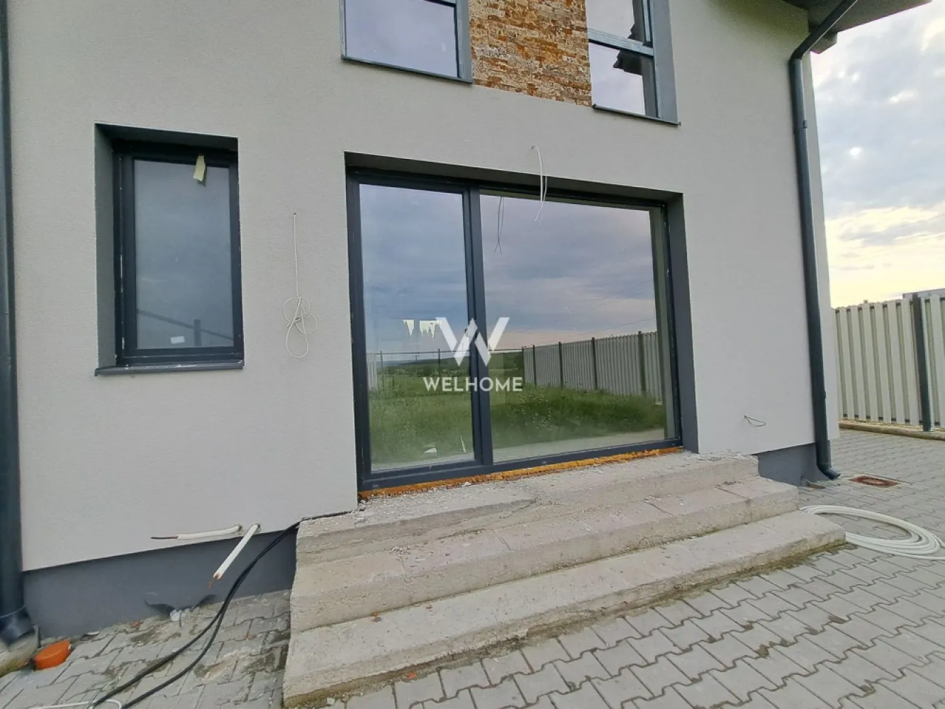 Cartier nou si modern - Casa langa padure, curte utila - Sibiu, Cisnadie - Casa cu 3 dormitoare, la intrarea in Cisnadie, Sibiu O casa ofertanta pentru familia moderne, pozitionata la liziera padurii - liniste, intimitate, natura Strada asfaltata si iluminata, cartier exclusiv de case - Interior util 94 mp - Teren 265 mp, curte libera 205 mp Plan Parter: antreu, living, bucatarie, camera tehnica Plan Etaj: 3 dormitoare, baie, hol + Pod pentru depozitare - Casa se preda -LA CHEIE la interior: usa de intrare, geamuri termopan, pompa de caldura si incalzire in pardoseala, sapa elicopterizata, peretii cu glet, instalatii sanitare, termice, electrice, toate racordurile trase, usi de interior, gresie, faianta, parchet, obiecte sanitare in bai. - Termen de predare - Septembrie 2025. -LA CHEIE la exterior cu fatada casei facuta, curte amenajata, gard, poarta, locuri de parcare O casa ce se bucura de multa lumina, spatii functionale necesare familiei moderne, intimitate, zona degajata in mijlocul naturii Hai sa aflam impreuna daca este casa potrivita familiei tale! PRET: 185.000 EURO Ciprian: 0753277310 Case noi gasesti pe welhome.ro