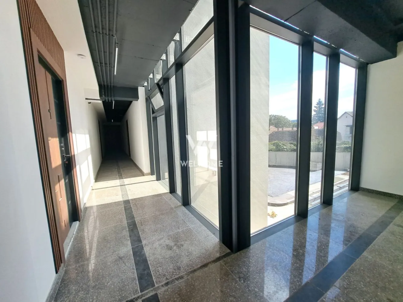 Apartament 75mp LA CHEIE., garaj si boxa, Sibiu - Apartament Premium, cu 3 camere si 2 bai, Sibiu Suprafata utila: 75 mp + balcon 11 mp, parter inalt (ultimul apartament disponibil) Dotari UltraSmart, suprafete vitrate ample, centrala in condensatie, incalzire in pardoseala cu sistem inteligent de control, termostate wireless, detector gaz, jaluzele actionate electric - Parcare subterana unde sunt alocate si boxe depozitare, liftul fiind accesibil chiar din subsol - Spatii verzi, zone de agrement, parcari vizitatori, sens unic intrare - iesire ansamblu, rampe acces persoane dizabilitati, ascensor 8 persoane, camera administrativa, spatiu pentru biciclete, adapost ALA, videointerfon, supravehere video ansamblu Locuinta se preda la CHEIE, tu vii doar cu mobila! Apartamentul este intabulat, momentan in curs de finisare (conform fotografii), predare imediata PRET: 245.000 Euro -TVA INCLUS, parcare subteranaj si boxa depozitare Detalii si vizionari: 0752 088 381 - Roxana
